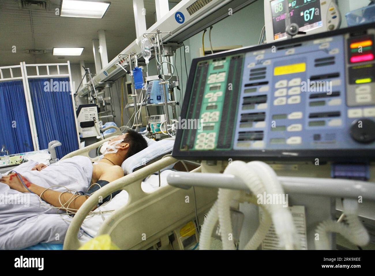 Bildnummer : 54242707 Datum : 20.07.2010 Copyright : imago/Xinhua (100721) -- JIUJIANG, 21 juillet 2010 (Xinhua) -- Un homme blessé par la foudre reçoit un traitement médical dans un hôpital de Jiujiang, dans la province de Jiangxi, dans l'est de la Chine, le 20 juillet 2010. Deux personnes transférées d'un site de réparation de la rive du lac Sixia dans le comté de Xingzi étaient mortes et 15 autres ont été blessées mardi en raison de la foudre. (Xinhua/Hong Xianzhi)(mcg) (3)CHINA-JIANGXI-JIUJIANG-LIGHTNING STRIKE (CN) PUBLICATIONxNOTxINxCHN Gesellschaft Blitz Blitzeinschlag Einschlag Opfer Krankenhaus Behandlung kbdig xsk 2010 Banque D'Images