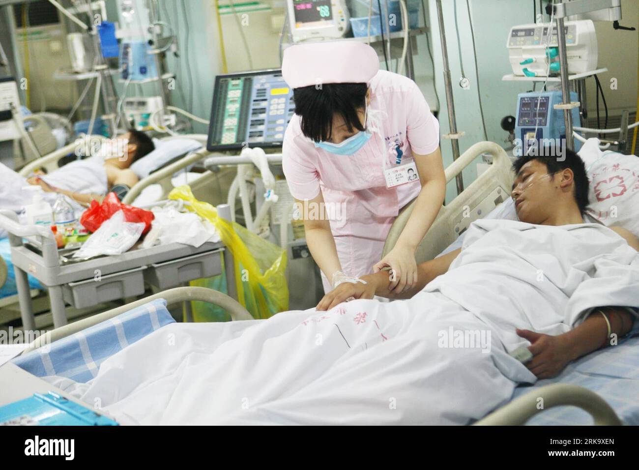 Bildnummer : 54242705 Datum : 20.07.2010 Copyright : imago/Xinhua (100721) -- JIUJIANG, 21 juillet 2010 (Xinhua) -- Un homme blessé par la foudre reçoit un traitement médical dans un hôpital de Jiujiang, dans la province de Jiangxi, dans l'est de la Chine, le 20 juillet 2010. Deux personnes transférées d'un site de réparation de la rive du lac Sixia dans le comté de Xingzi étaient mortes et 15 autres ont été blessées mardi en raison de la foudre. (Xinhua/Hong Xianzhi)(mcg) (2)CHINA-JIANGXI-JIUJIANG-LIGHTNING STRIKE (CN) PUBLICATIONxNOTxINxCHN Gesellschaft Blitz Blitzeinschlag Einschlag Opfer Krankenhaus Behandlung kbdig xsk 2010 Banque D'Images