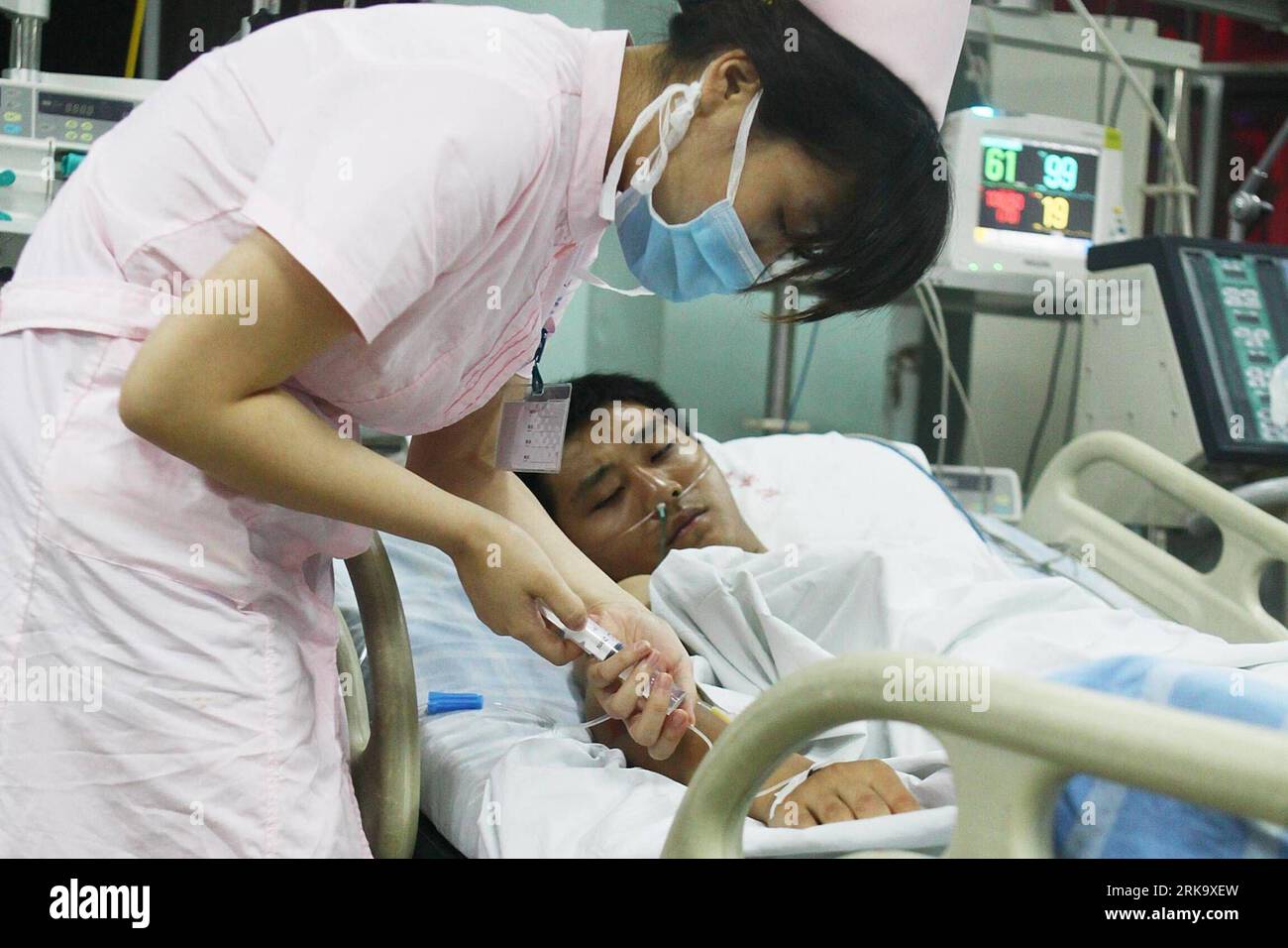 Bildnummer : 54242706 Datum : 20.07.2010 Copyright : imago/Xinhua (100721) -- JIUJIANG, 21 juillet 2010 (Xinhua) -- Un homme blessé par la foudre reçoit un traitement médical dans un hôpital de Jiujiang, dans la province de Jiangxi, dans l'est de la Chine, le 20 juillet 2010. Deux personnes transférées d'un site de réparation de la rive du lac Sixia dans le comté de Xingzi étaient mortes et 15 autres ont été blessées mardi en raison de la foudre. (Xinhua/Hong Xianzhi)(mcg) (5)CHINA-JIANGXI-JIUJIANG-LIGHTNING STRIKE (CN) PUBLICATIONxNOTxINxCHN Gesellschaft Blitz Blitzeinschlag Einschlag Opfer Krankenhaus Behandlung kbdig xsk 2010 Banque D'Images