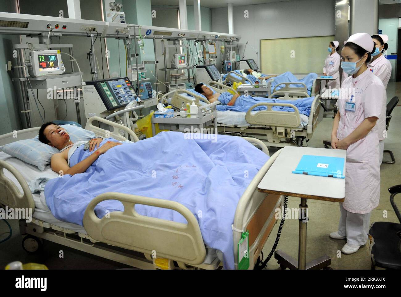 Bildnummer : 54244415 Datum : 21.07.2010 Copyright : imago/Xinhua (100721) -- JIUJIANG, 21 juillet 2010 (Xinhua) -- des blessés reçoivent un traitement médical dans un hôpital local de Jiujiang, province de Jiangxi, dans l'est de la Chine, le 21 juillet 2010. Deux ont été tués et plus de dix blessés mardi dans le comté de Xingzi, dans la province du Jiangxi, lorsque la foudre a frappé alors qu'ils se tenaient au sommet d'une digue au lac Poyang, aidant aux efforts de contrôle des inondations. Les quatre plus gravement blessés sont dans un état de santé stable après un traitement médical maintenant. (Xinhua/Zhou Ke) CHINE-JIANGXI-JIUJIANG-COUPS DE FOUDRE-BLESSÉS (CN) Banque D'Images