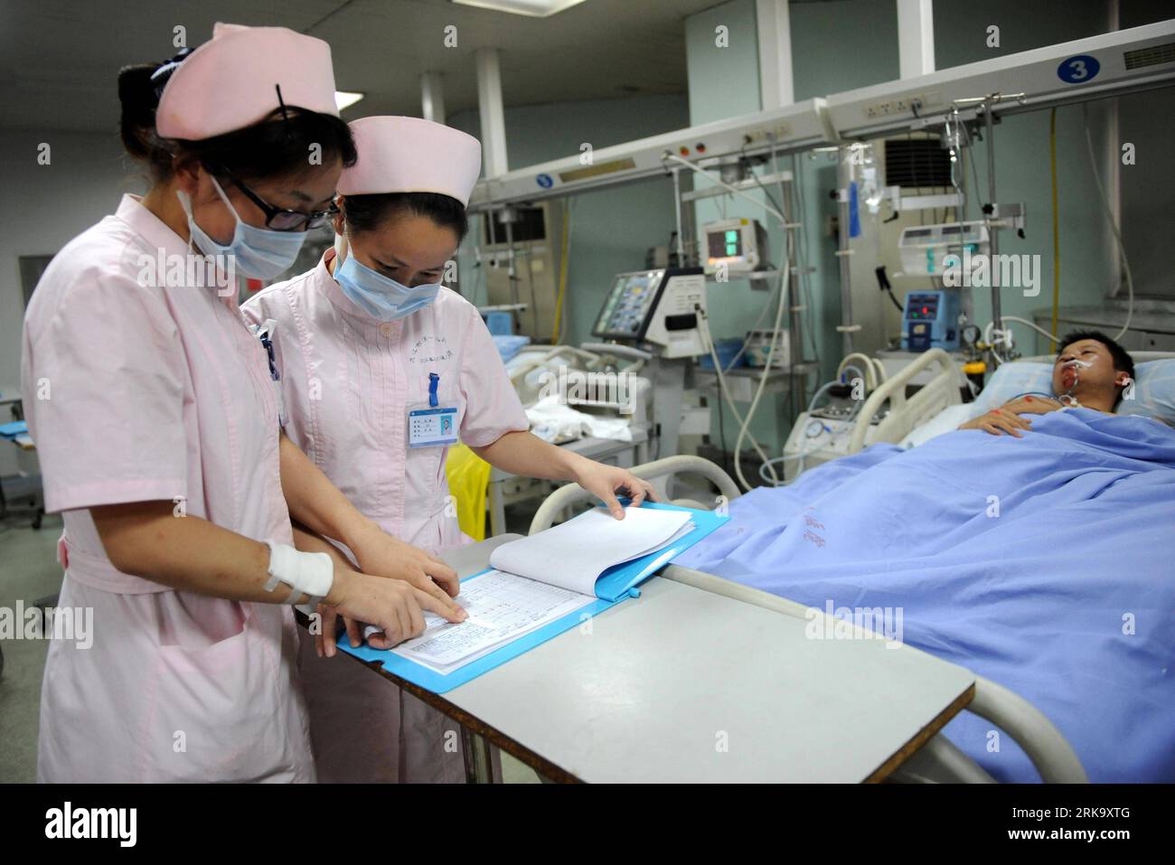 Bildnummer : 54244416 Datum : 21.07.2010 Copyright : imago/Xinhua (100721) -- JIUJIANG, 21 juillet 2010 (Xinhua) -- un blessé reçoit un traitement médical dans un hôpital local de Jiujiang, province de Jiangxi, dans l'est de la Chine, le 21 juillet 2010. Deux ont été tués et plus de dix blessés mardi dans le comté de Xingzi, dans la province du Jiangxi, lorsque la foudre a frappé alors qu'ils se tenaient au sommet d'une digue au lac Poyang, aidant aux efforts de contrôle des inondations. Les quatre plus gravement blessés sont dans un état de santé stable après un traitement médical maintenant. (Xinhua/Zhou Ke) CHINA-JIANGXI-JIUJIANG-LIGHTING STRIKE-BLESSED (CN) PUBL Banque D'Images