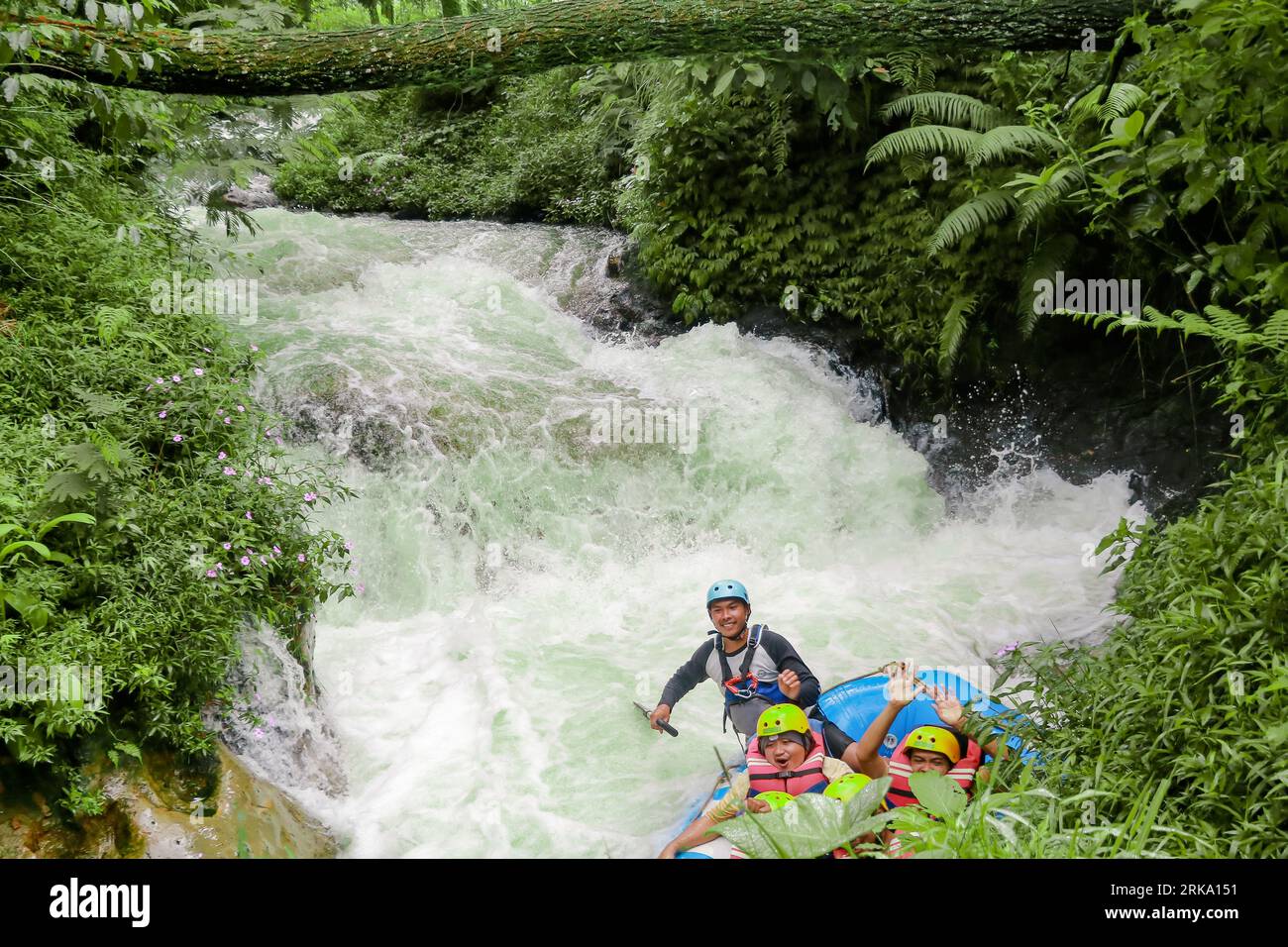 Pangalengan, Bandung-Indonésie décembre 2022 : Un groupe d'hommes et de femmes font du rafting sur la rivière, du sport extrême et amusant. Groupe de personnes sport nautique r Banque D'Images