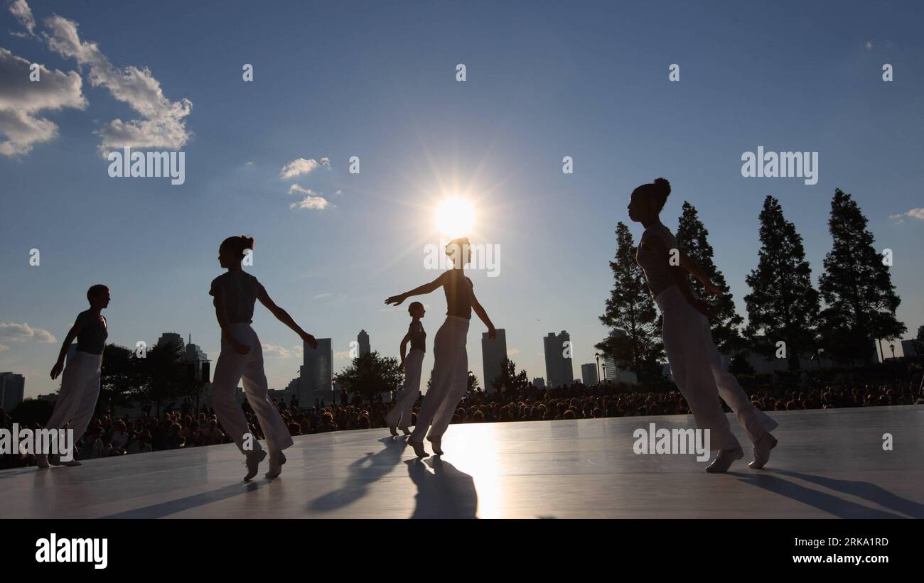 Bildnummer : 54256275 Datum : 26.07.2010 Copyright : imago/Xinhua (100727) -- NEW YORK, 27 juillet 2010 (Xinhua) -- des danseurs se produisent lors d'un spectacle de danse pour commémorer le premier anniversaire de la mort de la danseuse et chorégraphe américaine Merce Cunningham (16 avril 1919-26 juillet 2009) au Rockefeller Park à New York, aux États-Unis, le 26 juillet 2010. Le spectacle intitulé We Give Mourselves Away at Every moment est le travail de cinq chorégraphes qui ont créé une œuvre qui reflète leurs souvenirs et inspirations des danses, philosophies et formes de Merce Cunningham. (Xinhua/Wu Kaixiang) (lyi Banque D'Images