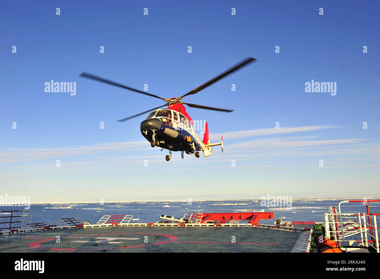 Bildnummer : 54258557 Datum : 26.07.2010 Copyright : imago/Xinhua (100727) -- ONBOARD SNOW DRAGON, 27 juillet 2010 (Xinhua) -- le Dolphin Helicopter décolle du brise-glace chinois Xue long , ou Snow Dragon , dans l océan Arctique à 72 degrés de latitude nord et 154 degrés de longitude ouest, le 26 juillet 2010. (Xinhua/Zhang Jiansong) (zgp) ARCTIC-CHINA-EXPEDITION-DOLPHIN HÉLICOPTÈRE PUBLICATIONxNOTxINxCHN Gesellschaft expédition Arktis Arktisexpedition Wissenschaft Forschung kbdig xsk 2010 quer o0 Eisbrecher, Schiff Bildnummer 54258557 Date 26 07 2010 Copyright Imago XINHUA Onboard Snow Drag Banque D'Images