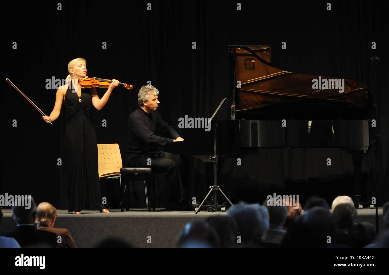 Bildnummer: 54266972  Datum: 31.07.2010  Copyright: imago/Xinhua (100801) -- VIENNA, Aug. 1, 2010 (Xinhua) --Violinist Lidia Baich and pianist Matthias Fletzberger perform during a concert marking the 240th anniversary of Ludwig van Beethoven s birth in Krems, Austria, July 31, 2010. The Beethoven Center Vienna held the concert as the epilogue of a series of commemorative activities named the Beethoven Festival 2010 . (Xinhua/Xu Liang) (lyi) (1)AUSTRIA-BEETHOVEN-240TH ANNIVERSARY-CONCERT PUBLICATIONxNOTxINxCHN People Kultur Musik Aktion kbdig xmk 2010 quer    Bildnummer 54266972 Date 31 07 201 Banque D'Images