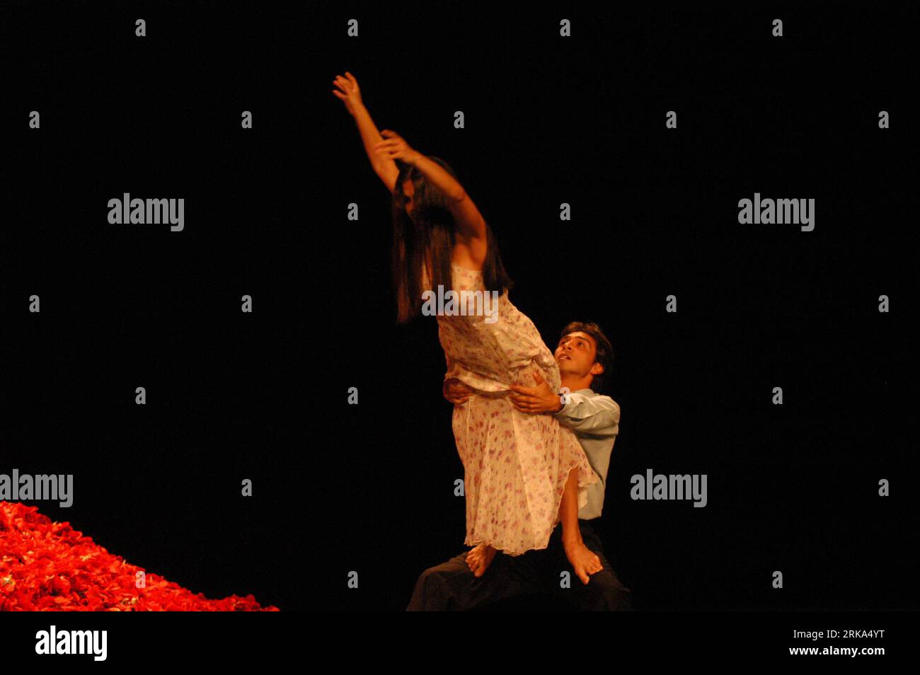 Tanztheater compagnie de danse-théâtre Wuppertal créée par Pina Bausch, Pina Bausch, (L'HOMME QUI NETTOIE LES LUNETTES) DER FENSTERPUTZER (l'HOME que NETEJA VIDRES) TNC, Barcelona, Espagne, photo : Rosmi Duaso/fototototext BCN Banque D'Images