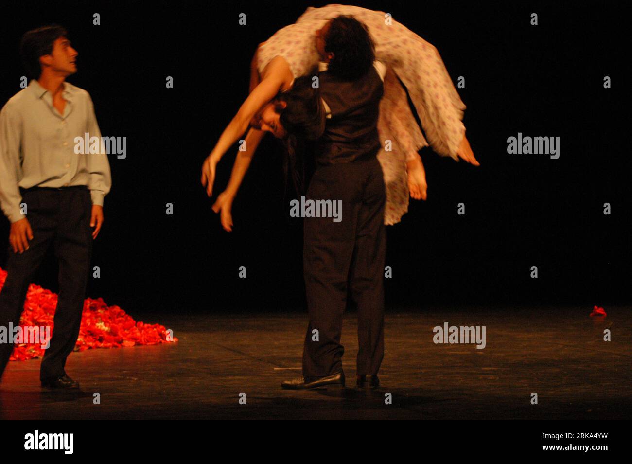 Tanztheater compagnie de danse-théâtre Wuppertal créée par Pina Bausch, Pina Bausch, (L'HOMME QUI NETTOIE LES LUNETTES) DER FENSTERPUTZER (l'HOME que NETEJA VIDRES) TNC, Barcelona, Espagne, photo : Rosmi Duaso/fototototext BCN Banque D'Images