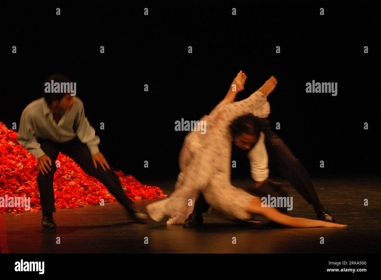 Tanztheater compagnie de danse-théâtre Wuppertal créée par Pina Bausch, Pina Bausch, (L'HOMME QUI NETTOIE LES LUNETTES) DER FENSTERPUTZER (l'HOME que NETEJA VIDRES) TNC, Barcelona, Espagne, photo : Rosmi Duaso/fototototext BCN Banque D'Images