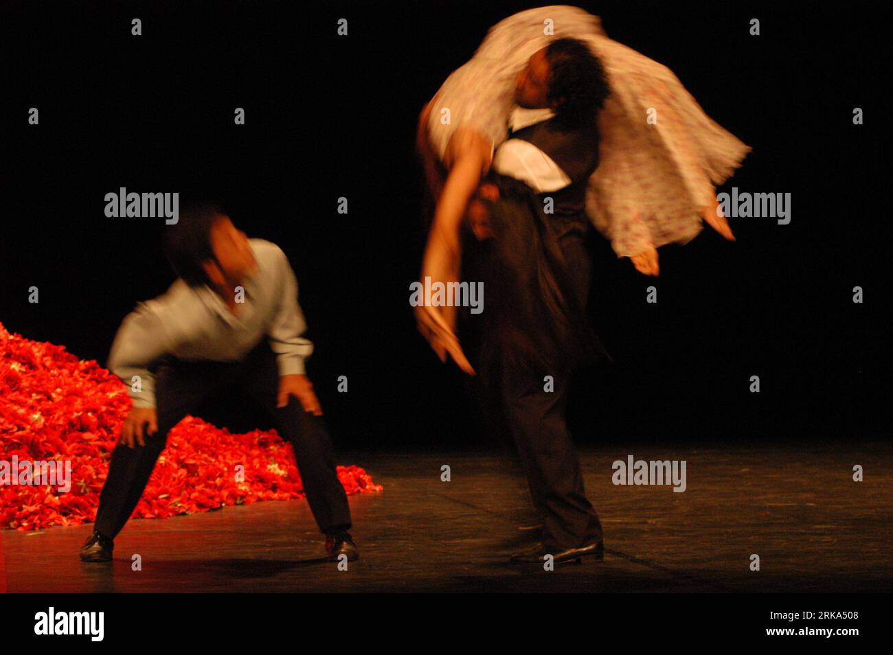 Tanztheater compagnie de danse-théâtre Wuppertal créée par Pina Bausch, Pina Bausch, (L'HOMME QUI NETTOIE LES LUNETTES) DER FENSTERPUTZER (l'HOME que NETEJA VIDRES) TNC, Barcelona, Espagne, photo : Rosmi Duaso/fototototext BCN Banque D'Images
