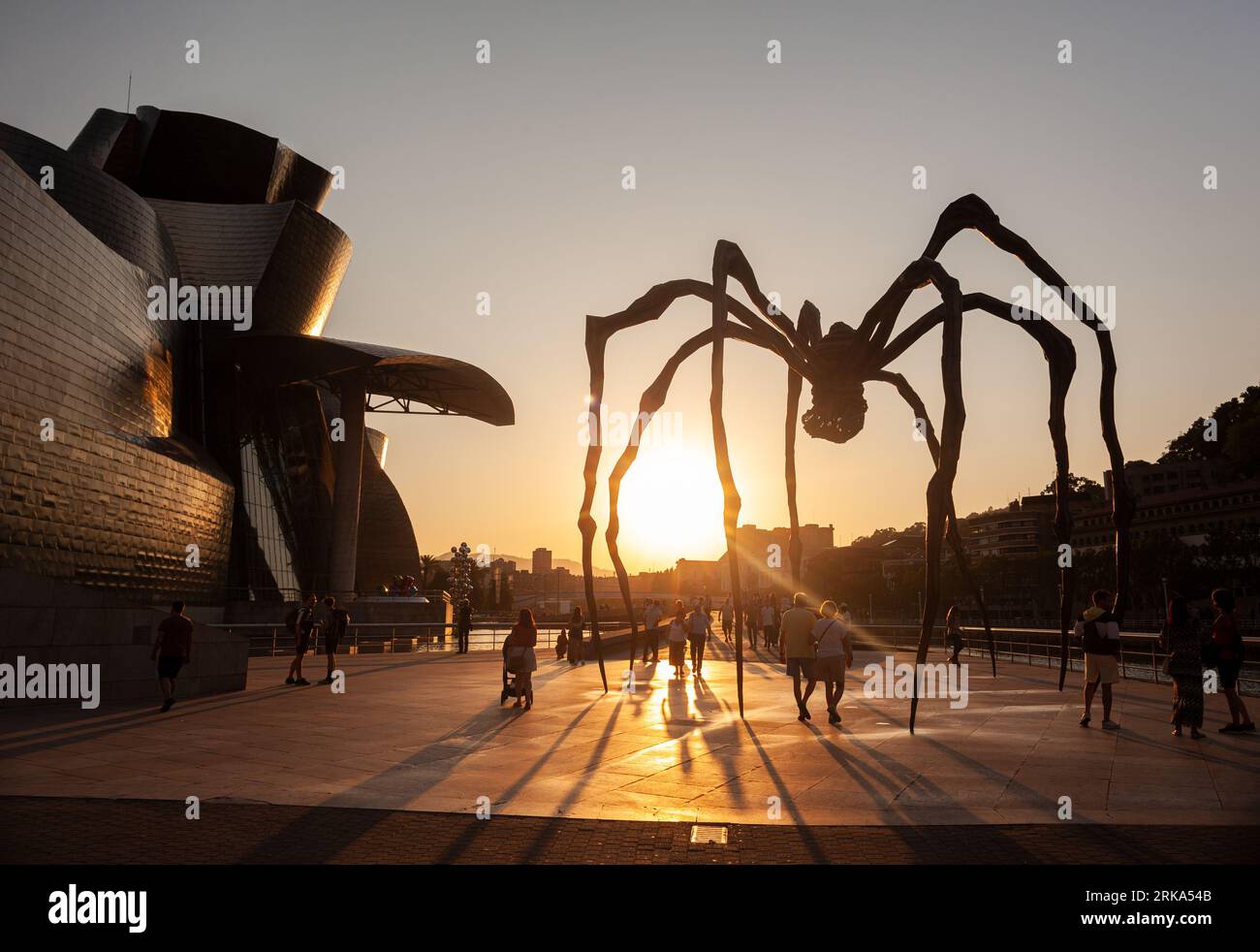 Bilbao, Espagne - 02 août 2022 : l'araignée, sculpture de Louise Bourgeois intitulée Mamam à côté du musée Guggenheim au coucher du soleil Banque D'Images