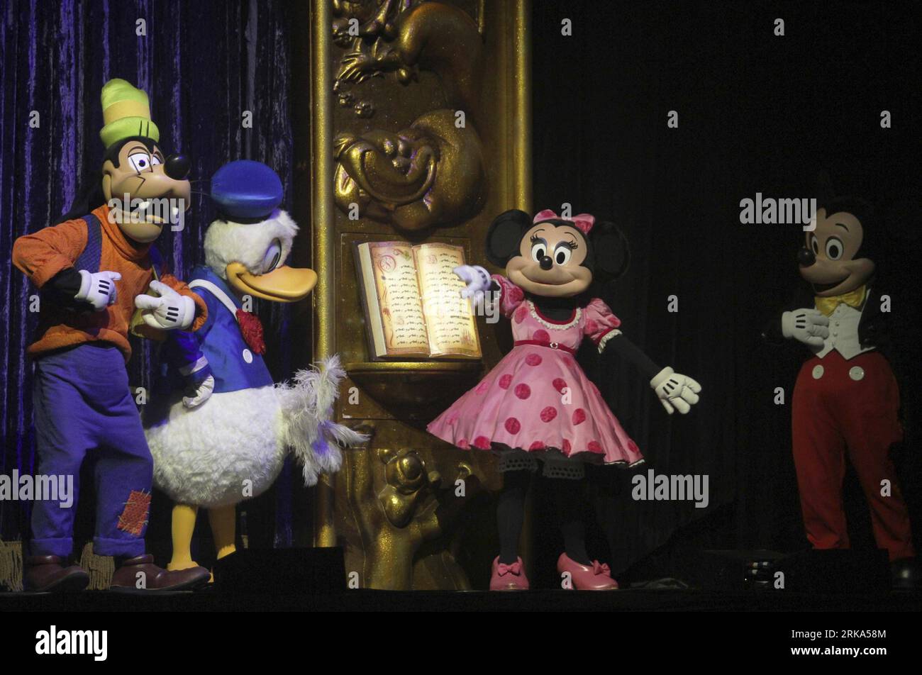 Bildnummer : 54272154 Datum : 03.08.2010 Copyright : imago/Xinhua (100803) -- NANTONG, 3 août 2010 (Xinhua) -- Mickey Mouse et d'autres rôles assistent à un spectacle de scène de Disney à Nantong, dans la province de Jiangsu de l'est de la Chine, le 3 août 2010. Trois spectacles de Disney, Blanche-neige, Cendrillon et Beauté et Bête ont été mis sur scène à Nantong mardi. (Xinhua/Jiang Jianhua) (zhs) CHINA-JIANGSU-DISNEY-SCÈNE SHOWS (CN) PUBLICATIONxNOTxINxCHN Reisen Entertainment Show kbdig xsk 2010 quer o0 Goofy Donald Duck Minnie Kostüm Bildnummer 54272154 Date 03 08 2010 Copyright Imago XINHUA Nantong août 3 2010 XINHUA Mick Banque D'Images