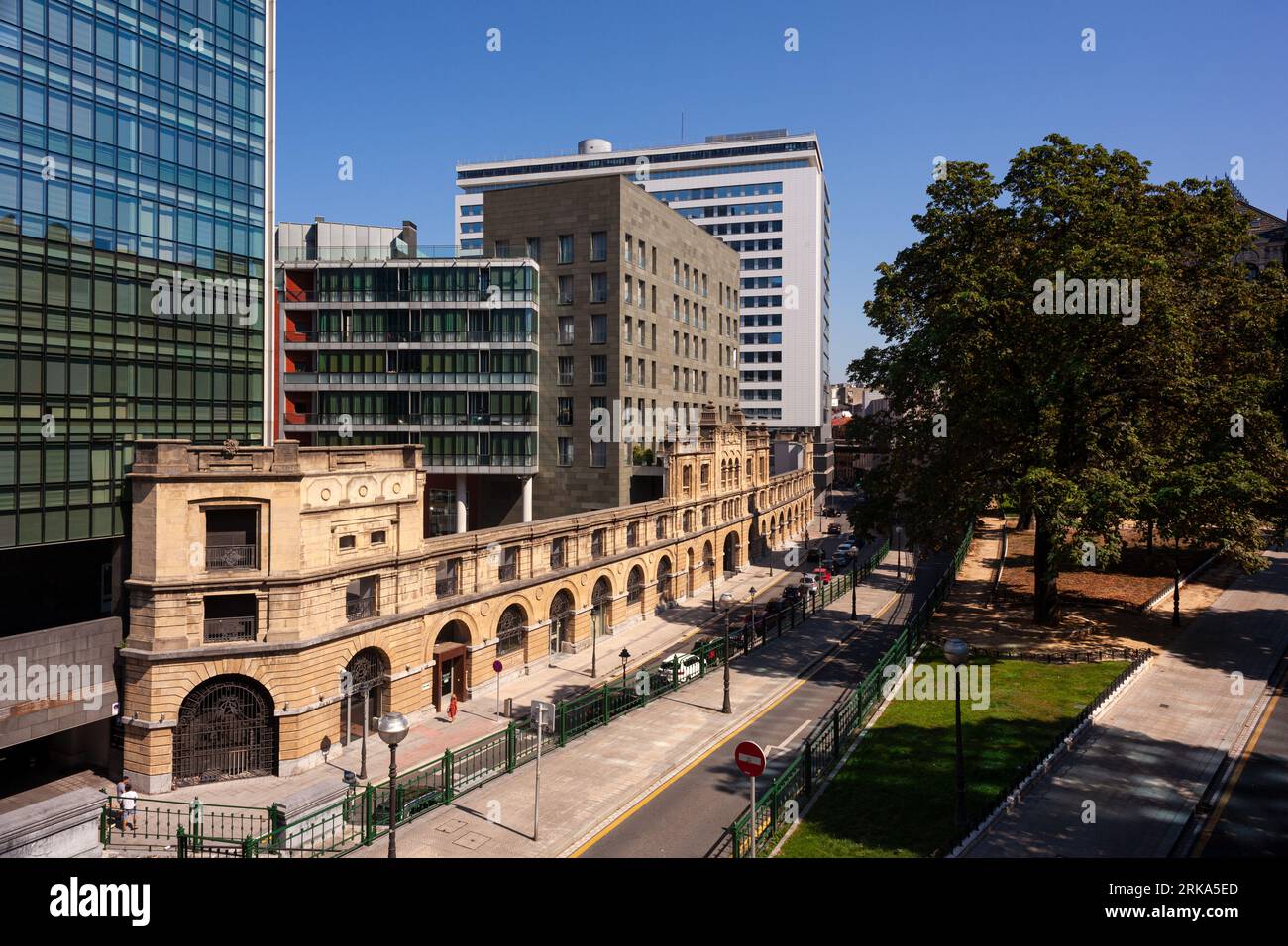 Bilbao, Espagne - 02 août 2022: Rue Uribitarte, avec la façade de l'ancien dépôt franco en premier plan, le bâtiment Albia en arrière-plan Banque D'Images