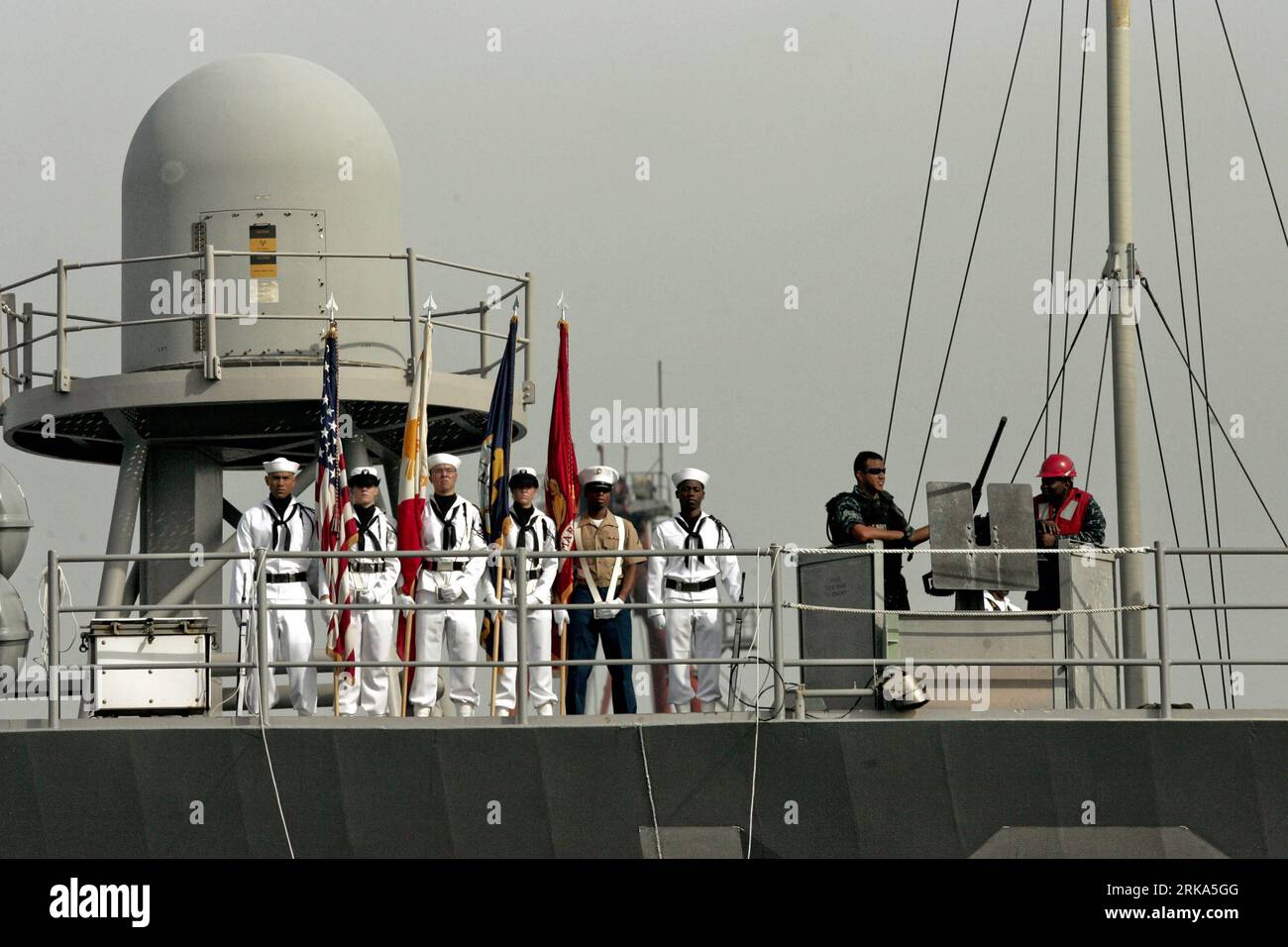 Bildnummer : 54274960 Datum : 04.08.2010 Copyright : imago/Xinhua (100804) -- MANILLE, 4 août 2010 (Xinhua) -- membres de l'équipage de l'USS Blue Ridge, navire de commandement de la septième flotte des États-Unis, debout sur le pont à leur arrivée au quai 13 du port sud de Manille, aux Philippines, le 4 août 2010. À l'invitation de la marine philippine, l'USS Blue Ridge est arrivé à Manille mercredi matin, donnant le coup d'envoi d'une visite de bonne volonté de quatre jours dans le pays. (Xinhua/Jon Fabrigar)(zl) PHILIPPINES-MANILA-USS BLUE RIDGE PUBLICATIONxNOTxINxCHN Gesellschaft Marine US U S Army Navy flotte Schiff Militär Militärs Banque D'Images