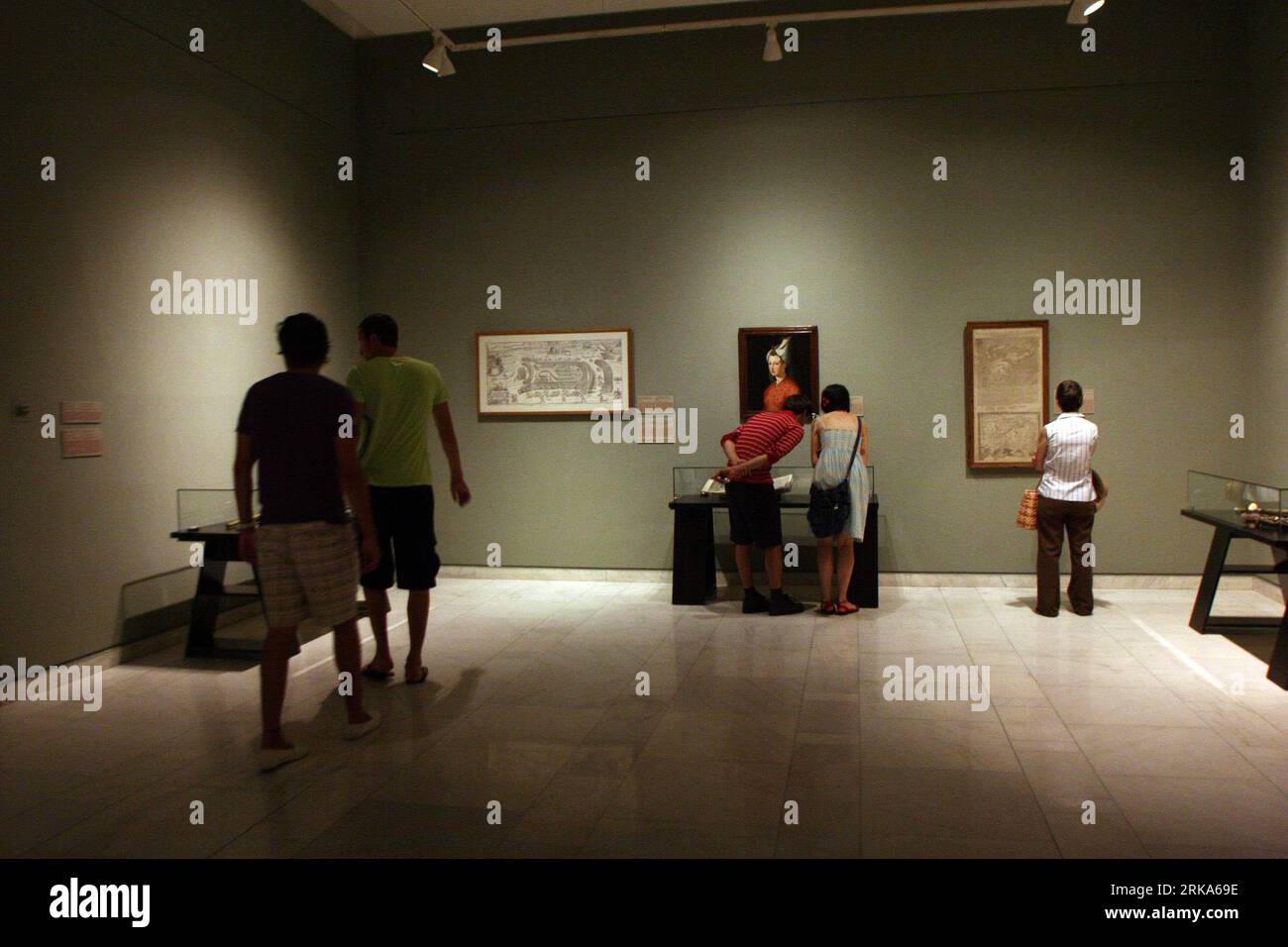 Bildnummer : 54275376 Datum : 04.08.2010 Copyright : imago/Xinhua (100805) -- BUCAREST, 5 août 2010 (Xinhua) -- les touristes visitent l'exposition Dracula, Voivode et Vampire au Musée National d'Art de Roumanie à Bucarest, capitale de la Roumanie, 4 août 2010. Les touristes du monde entier visitant la Roumanie par le Danube sont ravis par les peintures, sculptures, livres, costumes et films montrant des éléments de la légende de Dracula. Le portrait de Vlad l'Empaleur, le Dracula, conservé depuis plus de 400 ans au château d'Ambras, est présenté pour la première fois en Roumanie et a attiré tous les visiteurs Banque D'Images