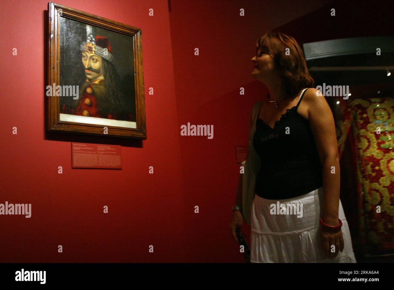 Bildnummer : 54275371 Datum : 04.08.2010 Copyright : imago/Xinhua (100805) -- BUCAREST, 5 août 2010 (Xinhua) -- Un touriste visite l'exposition Dracula, Voivode et Vampire au Musée National d'Art de Roumanie à Bucarest, capitale de la Roumanie, 4 août 2010. Les touristes du monde entier visitant la Roumanie par le Danube sont ravis par les peintures, sculptures, livres, costumes et films montrant des éléments de la légende de Dracula. Le portrait de Vlad l'Empaleur, le Dracula, conservé depuis plus de 400 ans au château d'Ambras, est présenté pour la première fois en Roumanie et a attiré toute la visite Banque D'Images