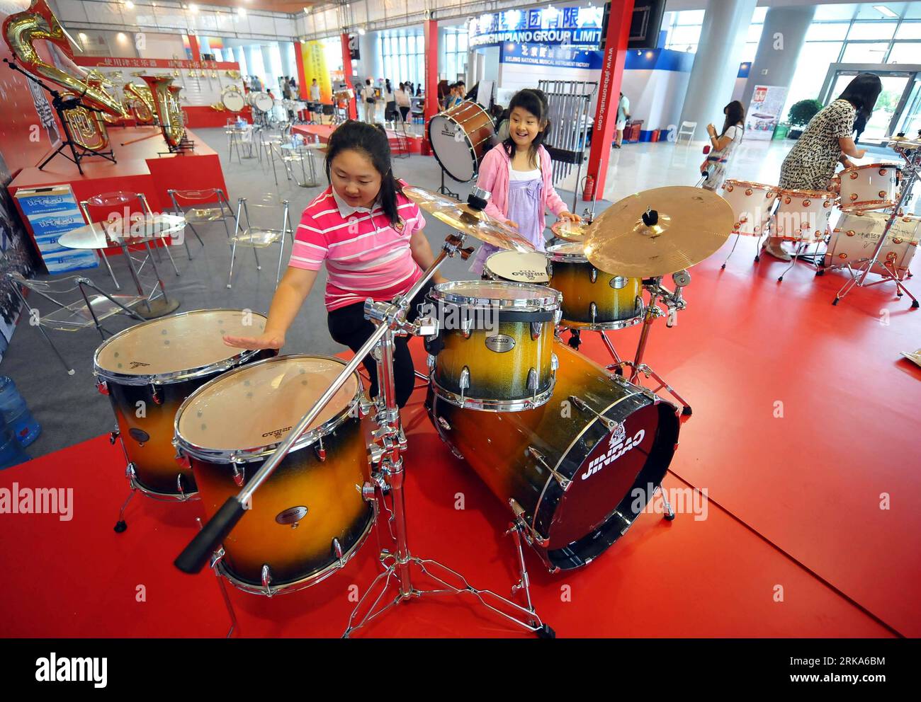 Bildnummer : 54276743 Datum : 04.08.2010 Copyright : imago/Xinhua deux  enfants expérimentent les instruments de percussion au Beijing Music Show  2010 à Beijing, le 4 août 2010. Des dizaines d'entreprises nationales et