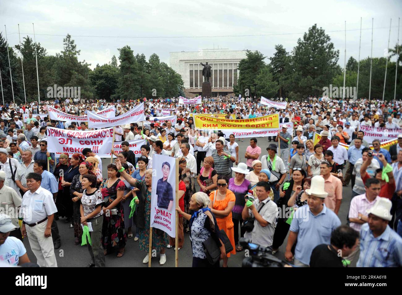 Bildnummer : 54278871 Datum : 05.08.2010 Copyright : imago/Xinhua les partisans du leader de l'opposition kirghize Urmat Baryktabasov assistent à une manifestation à Bichkek, capitale du Kirghizistan, le 5 août 2010. La police kirghize a été mobilisée jeudi pour disperser les manifestants antigouvernementaux à l'extérieur de la capitale, Bichkek. La présidente par intérim Roza Otunbayeva a déclaré jeudi que Baryktabasov avait été arrêté. (Xinhua/Sadat) (zcq) KIRGHIZISTAN-BICHKEK-PROTEST-BARYKTABASOV PUBLICATIONxNOTxINxCHN Politik Gesellschaft kbdig xkg 2010 quer o0 Demo Protest Bildnummer 54278871 Date 05 08 2010 Copyright Imago XINHUA S. Banque D'Images