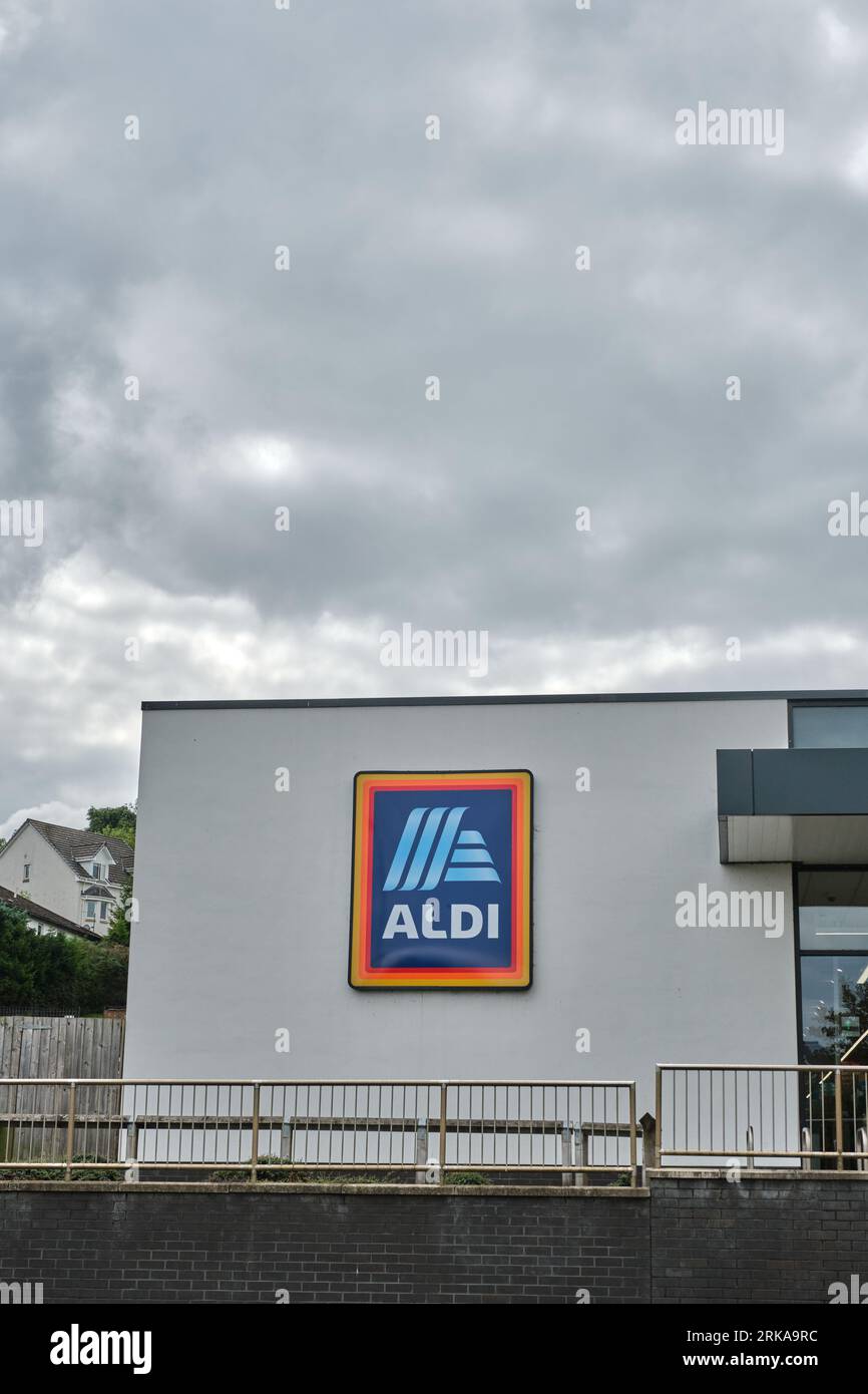 25-08-2023 la façade et le logo de la marque d'une succursale du détaillant allemand Aldi Banque D'Images