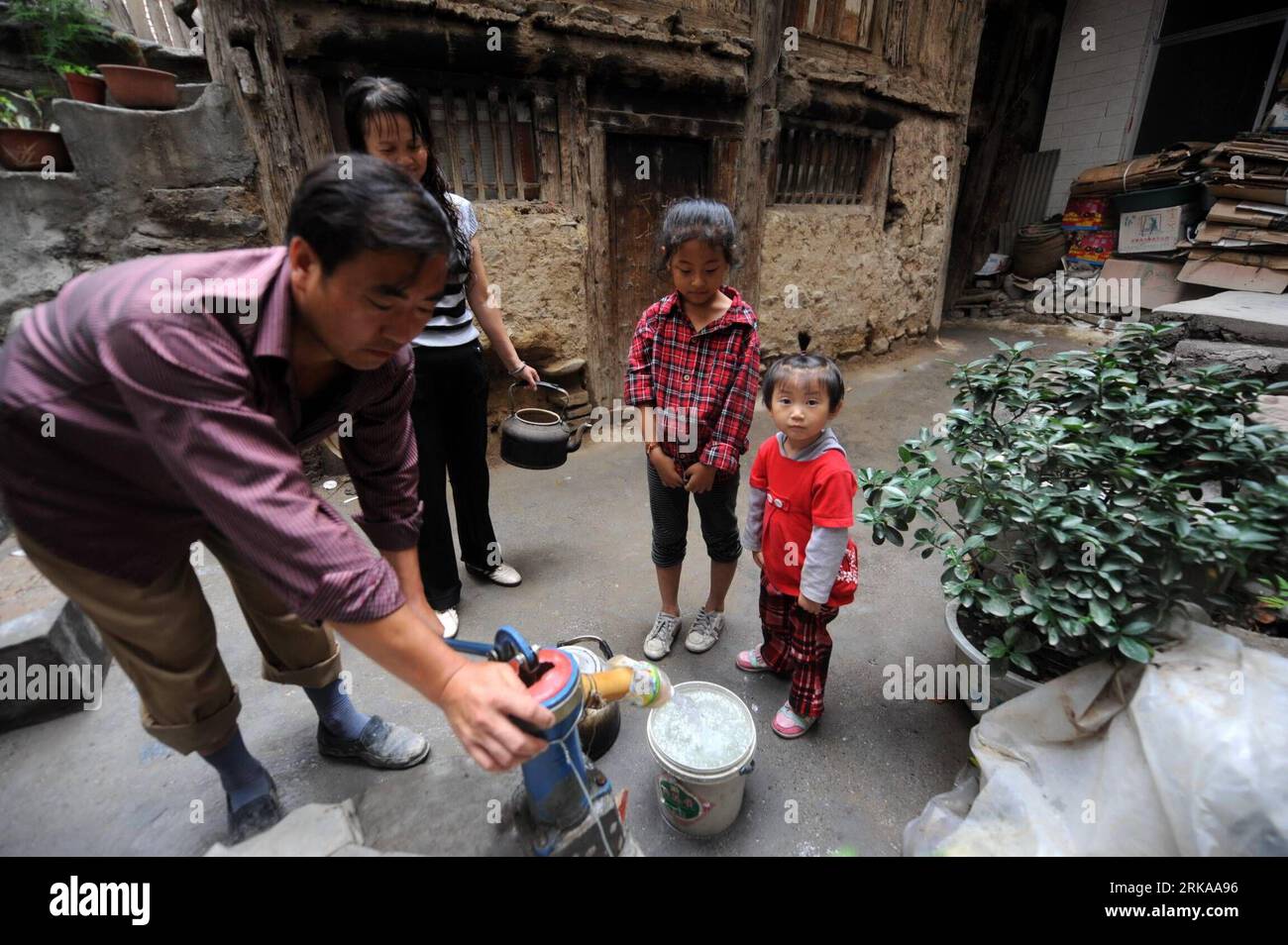 Bildnummer : 54294784 Datum : 13.08.2010 Copyright : imago/Xinhua (100813) -- ZHOUQU, 13 août 2010 (Xinhua) -- les résidents locaux pompent de l'eau à une station temporaire d'approvisionnement en eau dans le comté de Zhouqu, touché par les glissements de terrain, province du Gansu au nord-ouest de la Chine, 13 août 2010. L'approvisionnement en eau dans le comté de Zhouqu a été partiellement repris, les 40 stations temporaires d'approvisionnement en eau du chef-lieu du comté ayant pu répondre à la demande des résidents locaux. (Xinhua/nie Jianjiang) CHINA-GANSU-ZHOUQU-WATER SUPPLY (CN) PUBLICATIONxNOTxINxCHN Gesellschaft Naturkatastrophe Schlammlawine flut Wasserversorgung Trinkwasserversorgung Banque D'Images