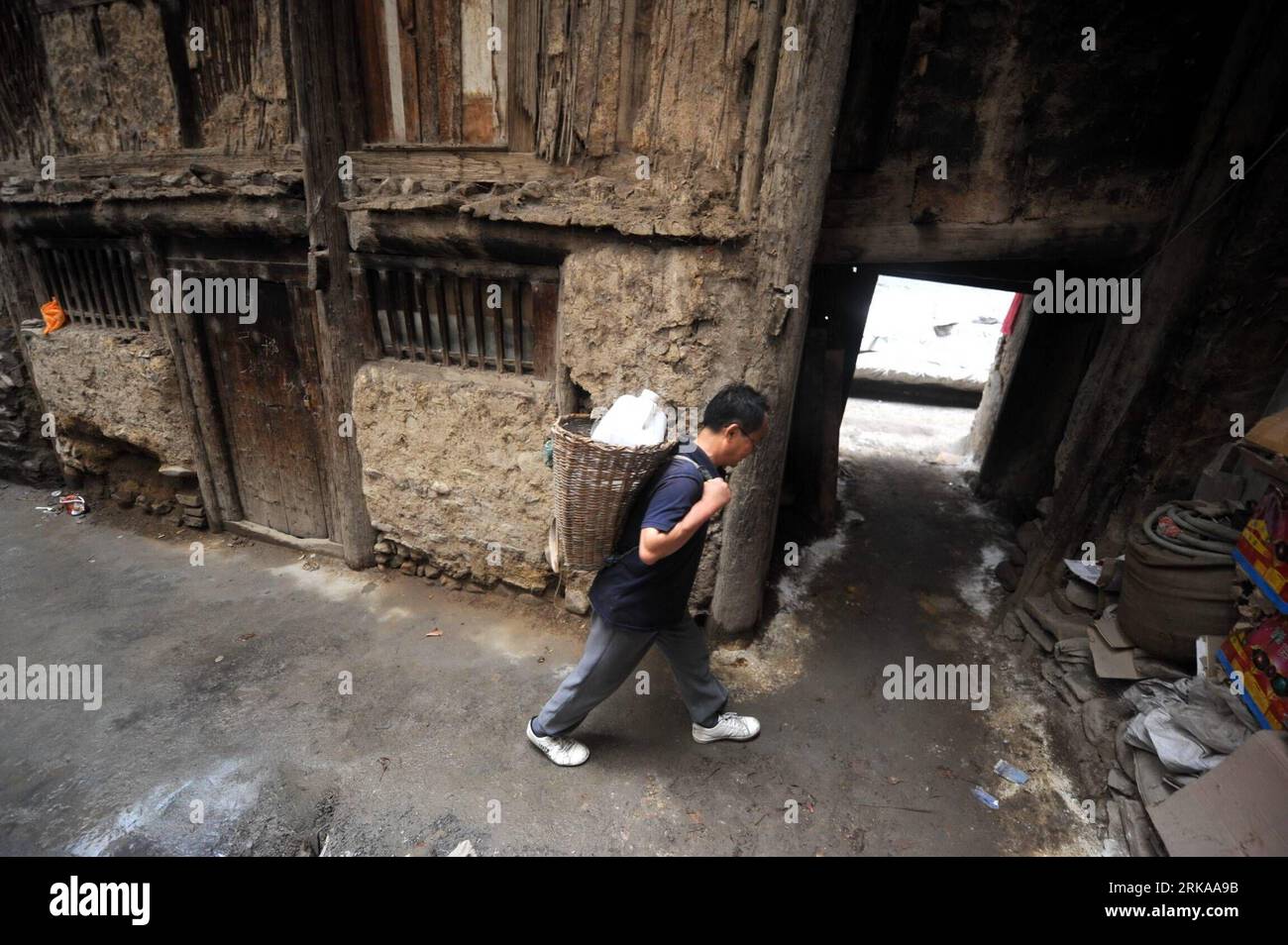 Bildnummer : 54294786 Datum : 13.08.2010 Copyright : imago/Xinhua (100813) -- ZHOUQU, 13 août 2010 (Xinhua) -- Un résident va chercher de l'eau à une station temporaire d'approvisionnement en eau dans le comté de Zhouqu, dans le nord-ouest de la Chine, province du Gansu, 13 août 2010. L'approvisionnement en eau dans le comté de Zhouqu a été partiellement repris, les 40 stations temporaires d'approvisionnement en eau du chef-lieu du comté ayant pu répondre à la demande des résidents locaux. (Xinhua/nie Jianjiang) CHINA-GANSU-ZHOUQU-WATER SUPPLY (CN) PUBLICATIONxNOTxINxCHN Gesellschaft Naturkatastrophe Schlammlawine flut Wasserversorgung Trinkwasserversorgung Trin Banque D'Images