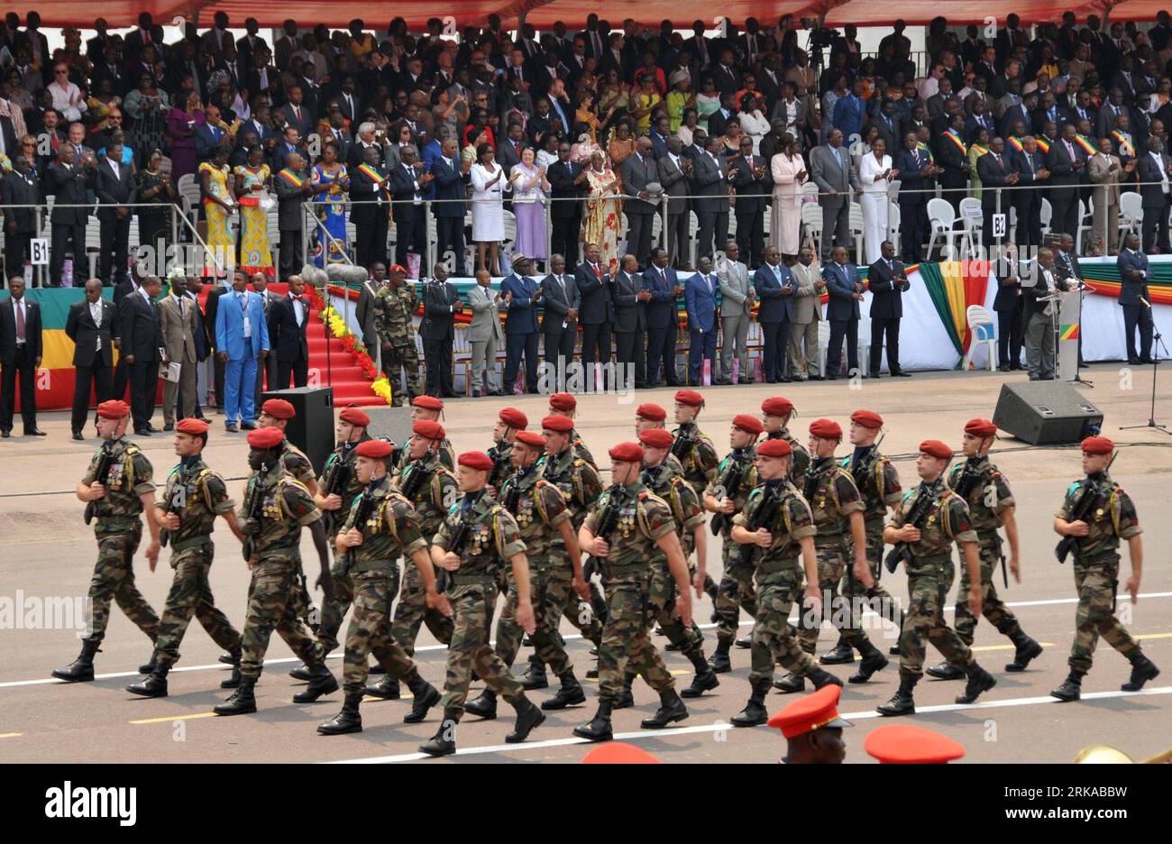 Bildnummer : 54299132 Datum : 15.08.2010 Copyright : imago/Xinhua (100815) -- BRAZZAVILLE, 15 août 2010 (Xinhua) -- des soldats français défilent lors d'une célébration commémorant le 50e anniversaire de l'indépendance de la République du Congo dans sa capitale Brazzaville le 15 août 2010. (Xinhua/Shu Shi) (zw) (7)RÉPUBLIQUE DU CONGO-BRAZZAVILLE-ANNIVERSAIRE DE L'INDÉPENDANCE PUBLICATIONxNOTxINxCHN Gesellschaft kbdig xkg 2010 quer o0 Jahrestag Unabhängigkeit Parade Militärparade Bildnummer 54299132 Date 15 08 2010 Copyright Imago XINHUA Brazzaville août 15 2010 soldats français XINHUA défilent lors d'une célébration C. Banque D'Images