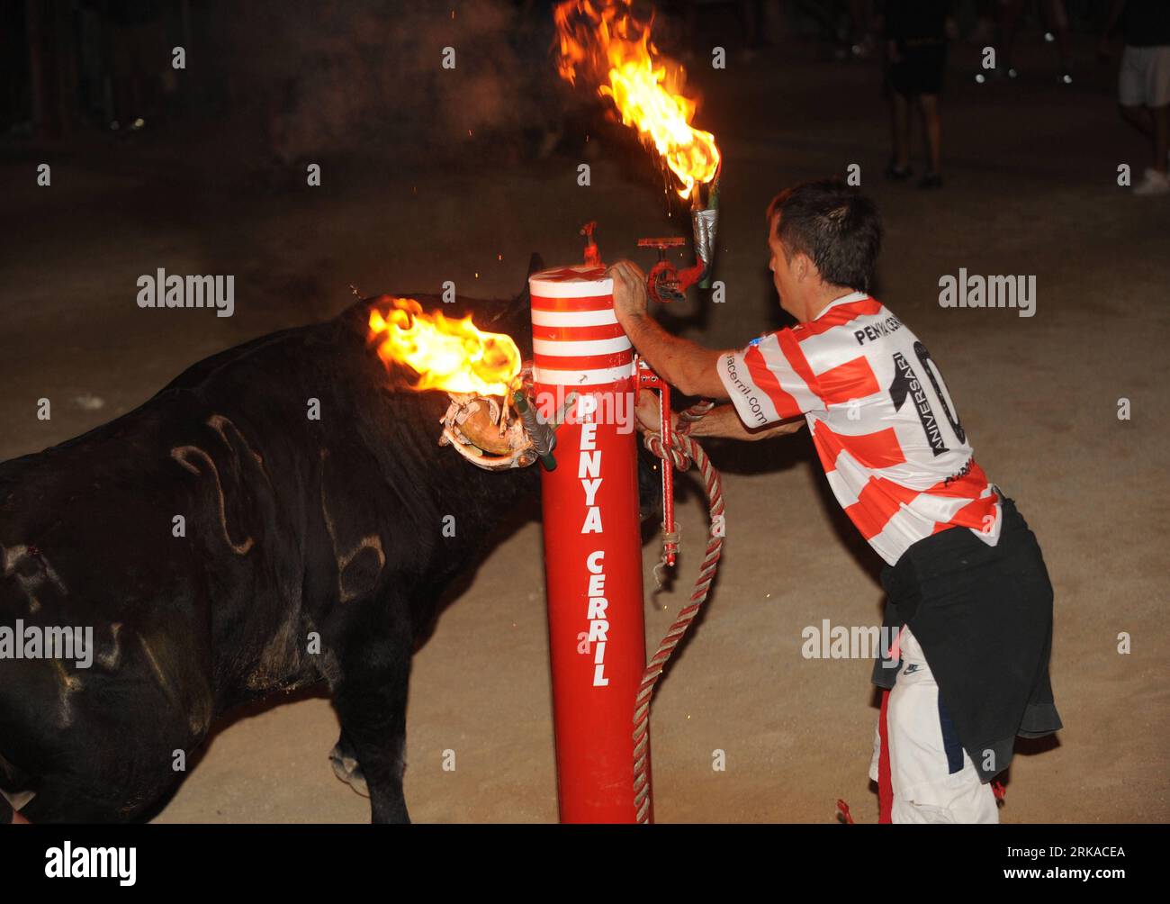 Bildnummer : 54311547 Datum : 17.08.2010 Copyright : imago/Xinhua (100818) -- AMPOSTA, 18 août 2010 (Xinhua) -- Un jeune homme libère un taureau de feu à Amposta, province de Tarragone, Espagne, 17 août 2010. L'activité annuelle de taureau flamboyant a été lancée mardi. (Xinhua/Chen Haitong) (jl) SPAIN-FLAMING BULL PUBLICATIONxNOTxINxCHN Gesellschaft Tradition Land und Leute Stierkampf Feuer Hörner kbdig xdp premiumd xint 2010 quer o0 flamme, Fackel Bildnummer 54311547 Date 17 08 2010 Copyright Imago XINHUA Amposta août 18 2010 XINHUA un Jeune jeune homme libère un taureau de feu province de Tarragone Amposta Tarragona en Espagne Banque D'Images