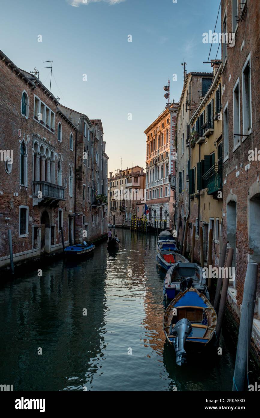 VENISE, ITALIE - 17 août 2023 : ruelles étroites du grand canal de venise Banque D'Images