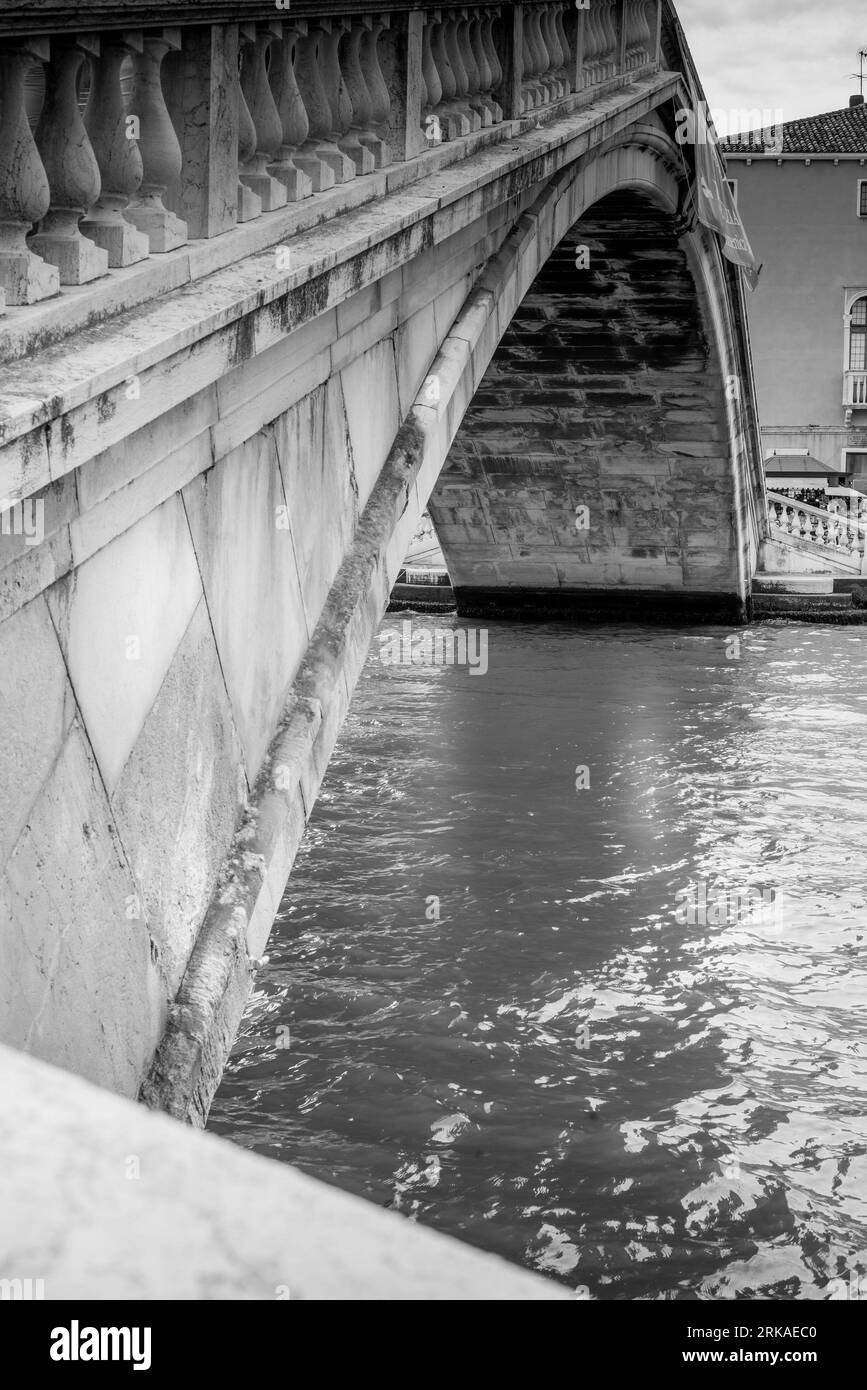 Ponte degli Scalzi, pont historique de Venise au premier plan, imposant au-dessus du Grand Canal Banque D'Images