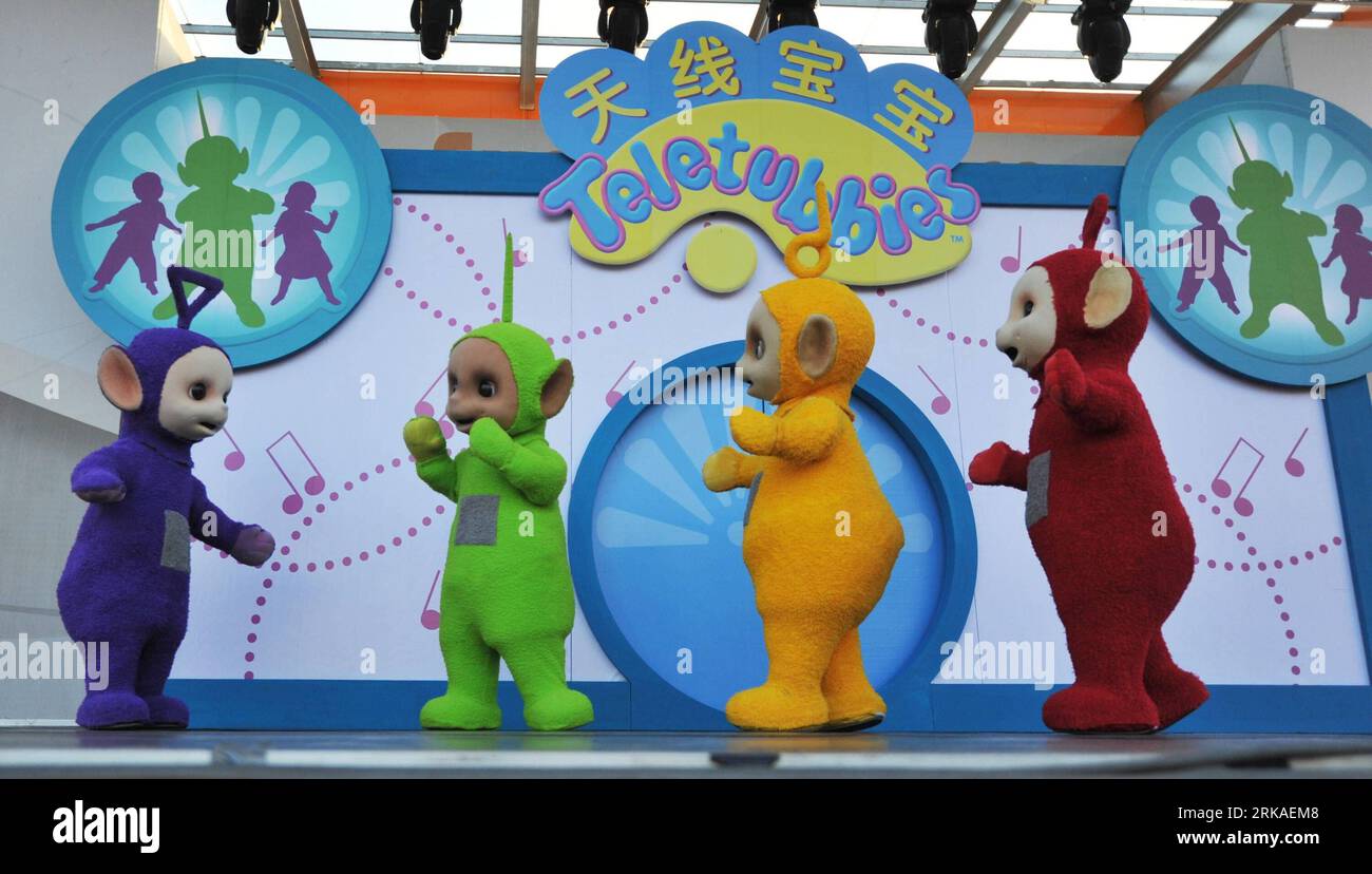 Bildnummer : 54335160 Datum : 23.08.2010 Copyright : imago/Xinhua (100823) -- SHANGHAI, 23 août 2010 (Xinhua) -- Teletubbies britanniques (G-R) Tinky-Winky, Dipsy, LAA-LAA, po se produisent lors de leur première représentation au parc de l'exposition universelle de 2010 à Shanghai, dans l'est de la Chine, le 23 août 2010. Teletubbies a présenté lundi un spectacle de danse pour les touristes de l'exposition universelle. (Xinhua/Ding Haitao) (wyo) WORLD EXPO-SHANGHAI-TELETUBBIES-PERFORMANCE (CN) PUBLICATIONxNOTxINxCHN Gesellschaft Kultur Wirtschaft EXPO Shanghai TV Fernsehen Kindersendung People kbdig xdp premiumd xint 2010 quer Bildnummer 543351 Banque D'Images