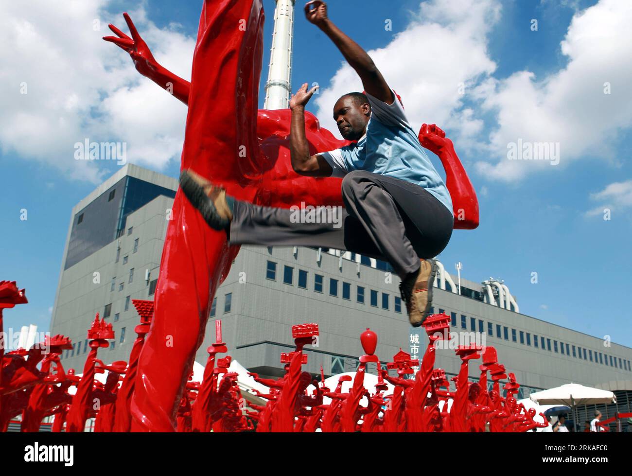 Bildnummer : 54343559 Datum : 23.08.2010 Copyright : imago/Xinhua Luc Bendza interprète le Kung Fu chinois devant une statue de la star de cinéma légendaire Bruce Lee dans le parc des expositions mondiales à Shanghai, dans l'est de la Chine, le 23 août 2010. Luc Bendza, qui a joué dans la série télévisée The Legend of Bruce Lee, a visité le Parc de l’exposition universelle en tant qu’ambassadeur de la promotion du Pavillon conjoint de l’Afrique et a attiré de nombreux visiteurs lundi. (Xinhua/Ren long) (cxy) WORLD EXPO-SHANGHAI-BRUCE LEE-KUNG FU SHOW (CN) PUBLICATIONxNOTxINxCHN People Entertainment TV Gesellschaft Weltausstellung kbdig xsk 2010 quer Bildnummer 54343559 Banque D'Images