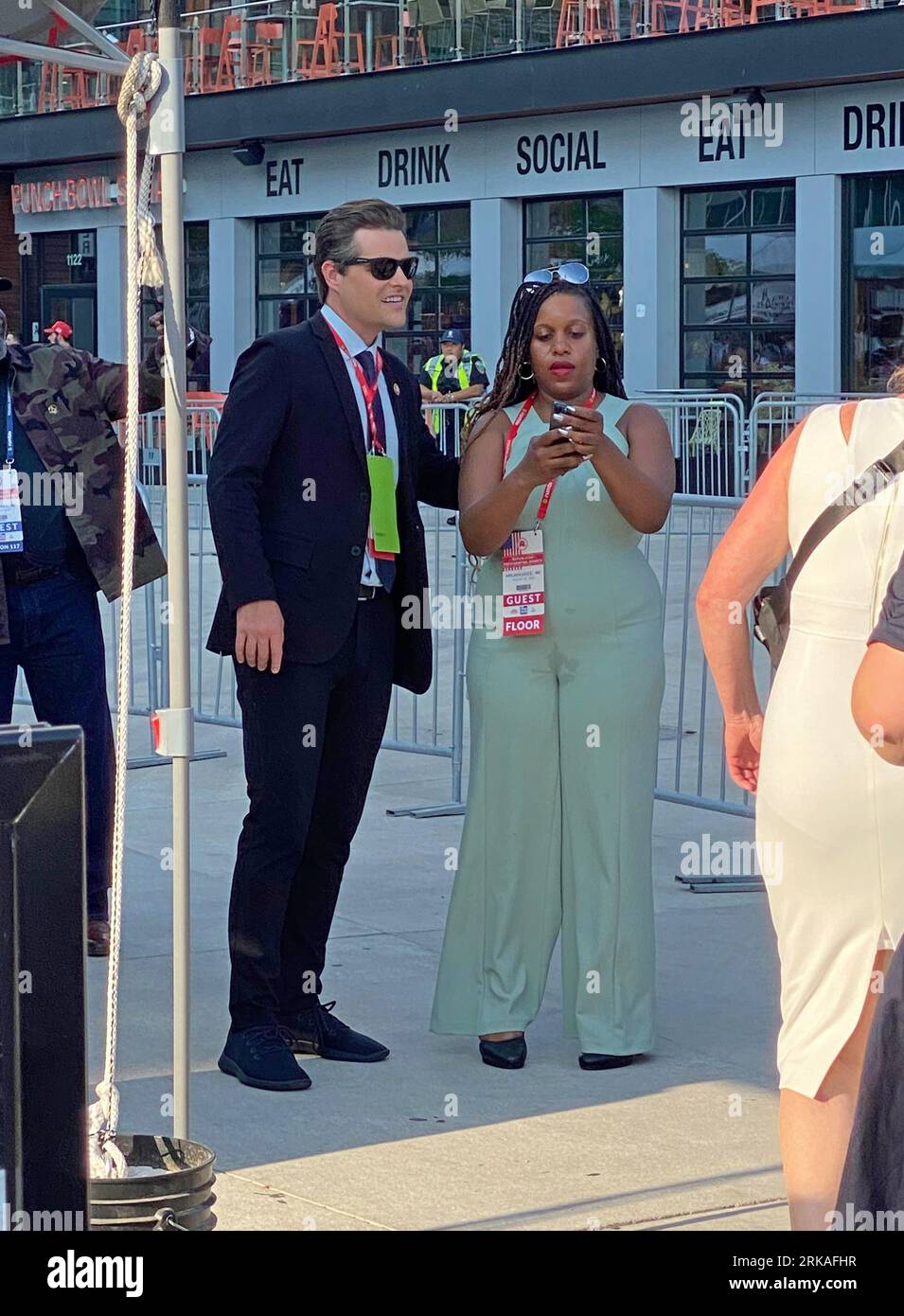 Milwaukee, Wisconsin, USA - 23 août 2023 : un fan prend une photo avec le représentant républicain du Congrès Matt Gaetz de Floride à l'entrée du premier débat présidentiel républicain de 2024. Banque D'Images