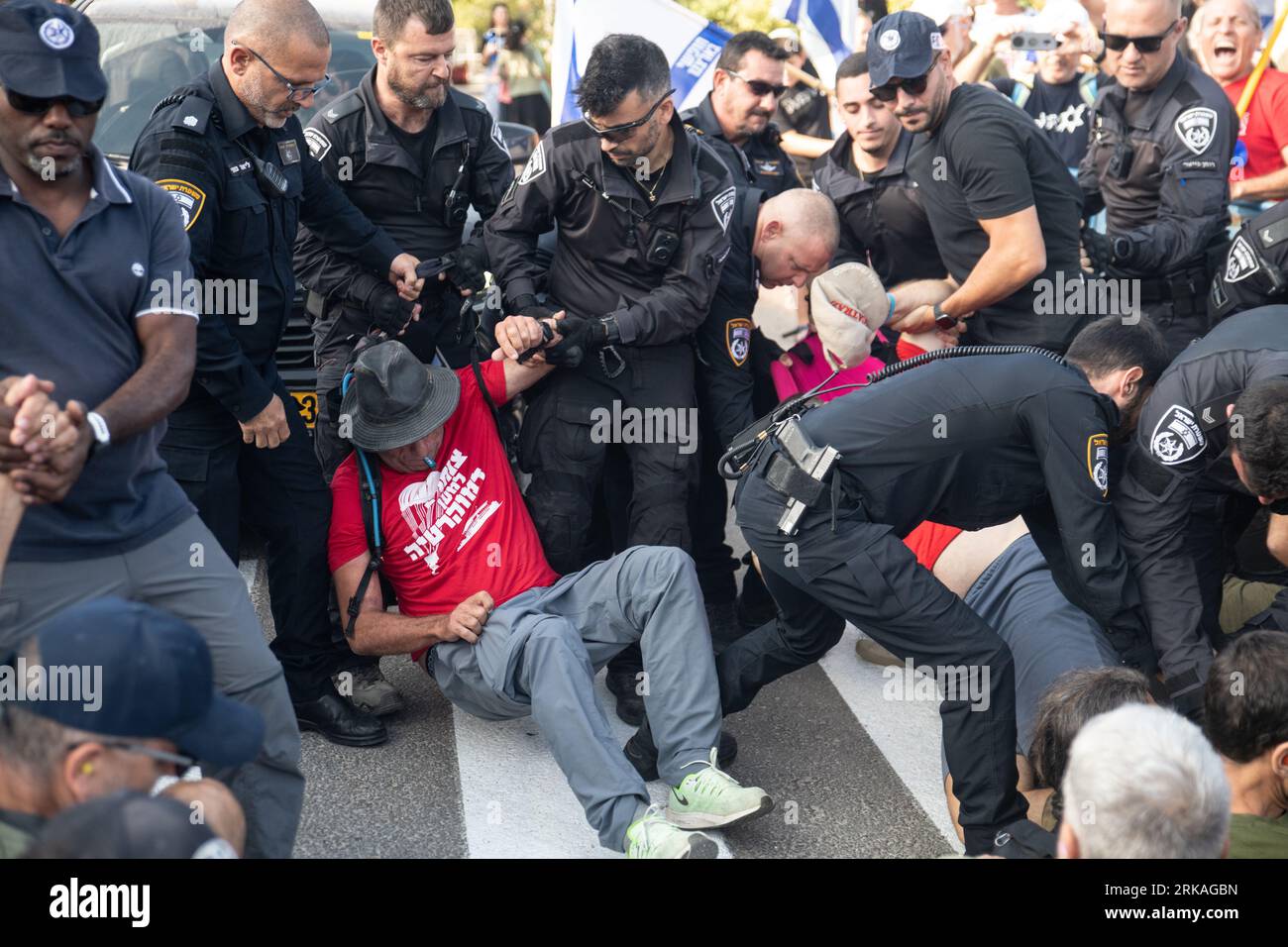 Israël. 24 août 2023. Les policiers israéliens retirent les manifestants de la route lors d'une manifestation des "Frères d'armes", organisation de réservistes israéliens contre la réforme judiciaire devant Bezalel Smotrich - la maison du ministre des Finances dans la colonie occupée de Kedumim en Cisjordanie. Kedumim, la Cisjordanie. 24 août 2023. (Matan Golan/Sipa USA). Crédit : SIPA USA/Alamy Live News Banque D'Images