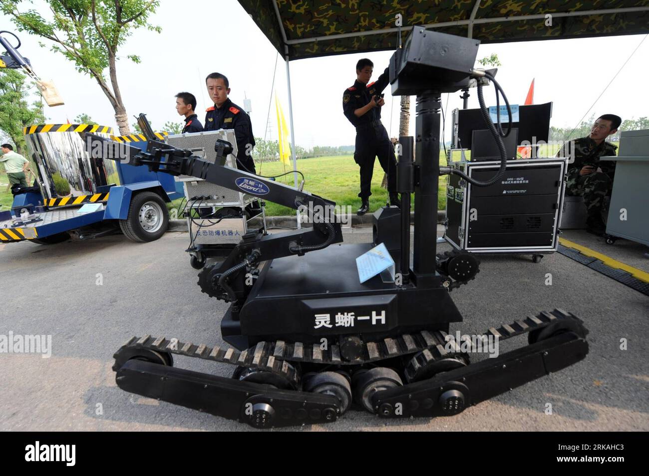 Bildnummer : 54361626 Datum : 29.08.2010 Copyright : imago/Xinhua (100829) -- NANJING, 29 août 2010 (Xinhua) -- la police spéciale démontre le fonctionnement d'un robot exposé à Nanjing, capitale de la province de Jiangsu de l'est de la Chine, 29 août 2010. Une exposition d'équipement anti-terrorisme a eu lieu ici dimanche. (Xinhua/Han Yuqing) (cxy) CHINA-NANJING-ANTI-TERRORISM-EQUIPMENT EXHIBITION (CN) PUBLICATIONxNOTxINxCHN Gesellschaft Antiterrorism Ausstellung Messe kbdig xsk 2010 quer o0 Ausrüstung, Roboter, Objekte Bildnummer 54361626 Date 29 08 2010 Copyright Imago XINHUA Nanjing août 29 2010 XINHUA SPE Banque D'Images