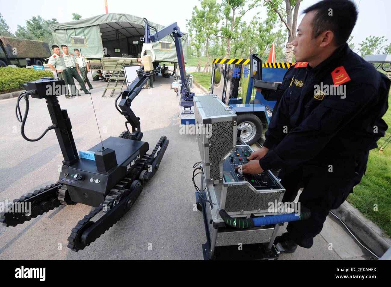 Bildnummer : 54361625 Datum : 29.08.2010 Copyright : imago/Xinhua (100829) -- NANJING, 29 août 2010 (Xinhua) -- Une police spéciale démontre le fonctionnement d'un robot exposé à Nanjing, capitale de la province de Jiangsu de l'est de la Chine, 29 août 2010. Une exposition d'équipement anti-terrorisme a eu lieu ici dimanche. (Xinhua/Han Yuqing) (cxy) CHINA-NANJING-ANTI-TERRORISM-EQUIPMENT EXHIBITION (CN) PUBLICATIONxNOTxINxCHN Gesellschaft Antiterrorism Ausstellung Messe kbdig xsk 2010 quer o0 Ausrüstung, Roboter Bildnummer 54361625 Date 29 08 2010 Copyright Imago XINHUA Nanjing août 29 2010 XINHUA a Special Banque D'Images