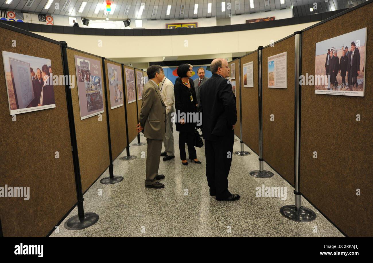 Bildnummer : 54366621 Datum : 30.08.2010 Copyright : imago/Xinhua (100830) -- VIENNE, 30 août 2010, (Xinhua) -- les visiteurs voient des photos de l'exposition sur la célébration de la Journée internationale contre les essais nucléaires au Centre international de Vienne, capitale de l'Autriche, le 30 août 2010. L ' exposition intitulée de l ' épicentre des essais nucléaires au noyau eurasien de la prospérité a été organisée par l ' Organisation du Traité d ' interdiction complète des essais nucléaires et la Mission permanente du Kazakhstan auprès des organisations internationales à Vienne. (Xinhua/Xu Liang) (ypf) VIENNA-EXHIBITION-NECLEAR TEST PUBL Banque D'Images
