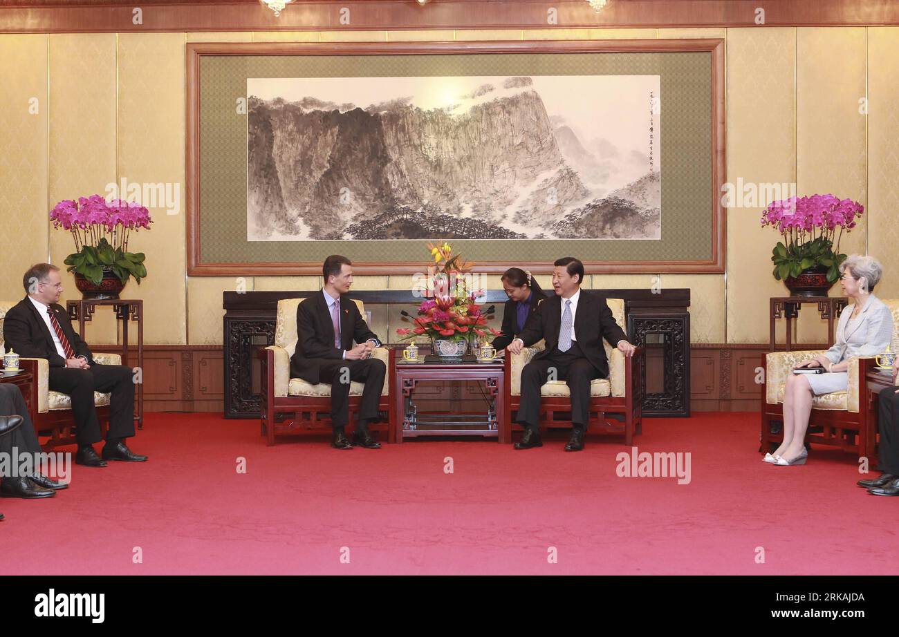 Bildnummer : 54375910 Datum : 31.08.2010 Copyright : imago/Xinhua (100831) -- BEIJING, 31 août 2010 (Xinhua) -- le vice-président chinois Xi Jinping (2e R) rencontre le prince héritier du Liechtenstein Alois von und zu Liechtenstein (2e L) et le premier ministre Klaus Tschütscher (G) à Beijing, capitale de la Chine, le 30 août 2010. (Xinhua/Xie Huanchi) (wxy) CHINA-BEIJING-XI JINPING-LIECHTENSTEIN-MEETING (CN) PUBLICATIONxNOTxINxCHN People Politik kbdig xsk 2010 quer Bildnummer 54375910 Date 31 08 2010 Copyright Imago XINHUA Beijing août 31 2010 rencontre le vice-président chinois Xi Jinping 2nd r de XINHUA Banque D'Images