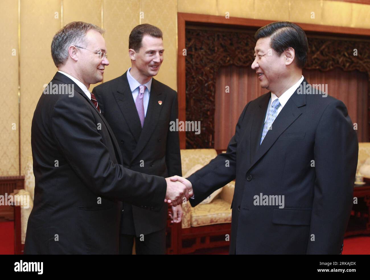 Bildnummer : 54375911 Datum : 31.08.2010 Copyright : imago/Xinhua (100831) -- BEIJING, 31 août 2010 (Xinhua) -- le vice-président chinois Xi Jinping (R) rencontre le prince héritier du Liechtenstein Alois von und zu Liechtenstein (C) et le premier ministre Klaus Tschütscher à Beijing, capitale de la Chine, le 30 août 2010. (Xinhua/Xie Huanchi) (wxy) CHINA-BEIJING-XI JINPING-LIECHTENSTEIN-MEETING (CN) PUBLICATIONxNOTxINxCHN People Politik kbdig xsk 2010 quer Bildnummer 54375911 Date 31 08 2010 Copyright Imago XINHUA Beijing août 31 2010 le vice-président chinois Xi Jinping r rencontre le Liechtenstein Banque D'Images