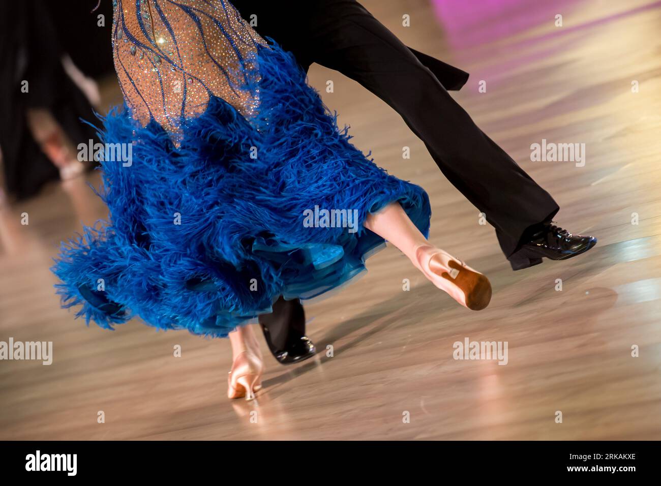 La danse de couple sur la piste de danse standard Banque D'Images