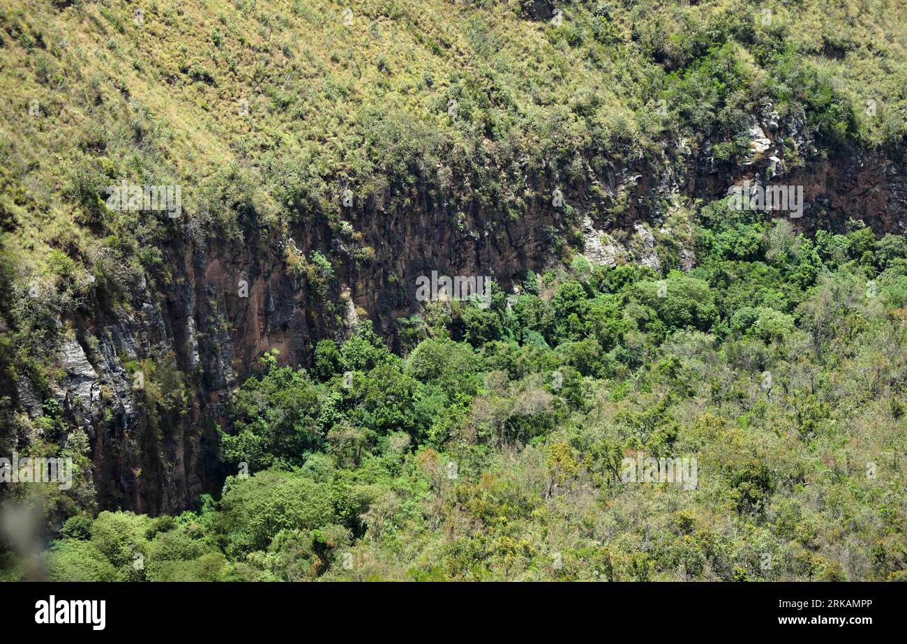 Bildnummer : 54402897 Datum : 04.09.2010 Copyright : imago/Xinhua (100904) -- NAIROBI, 4 septembre 2010 (Xinhua) -- une photo prise le 4 septembre 2010 montre le paysage du parc national du Mont Longonot dans la vallée du Grand Rift au Kenya. Le mont Longonot est la plus haute montagne volcanique de la vallée du Grand Rift, à 2 776 mètres d'altitude. Le stratovolcan dormant est le plus récent et l'un des plus jeunes volcans du monde, formé à partir de l'une des éruptions colossales qui est devenue connue sous le nom de Great Rift Valley. (Xinhua/Zhao Yingquan) (zw) KENYA LONGONOT PUBLICATIONxNOTxINxCHN Reisen Natur K Banque D'Images
