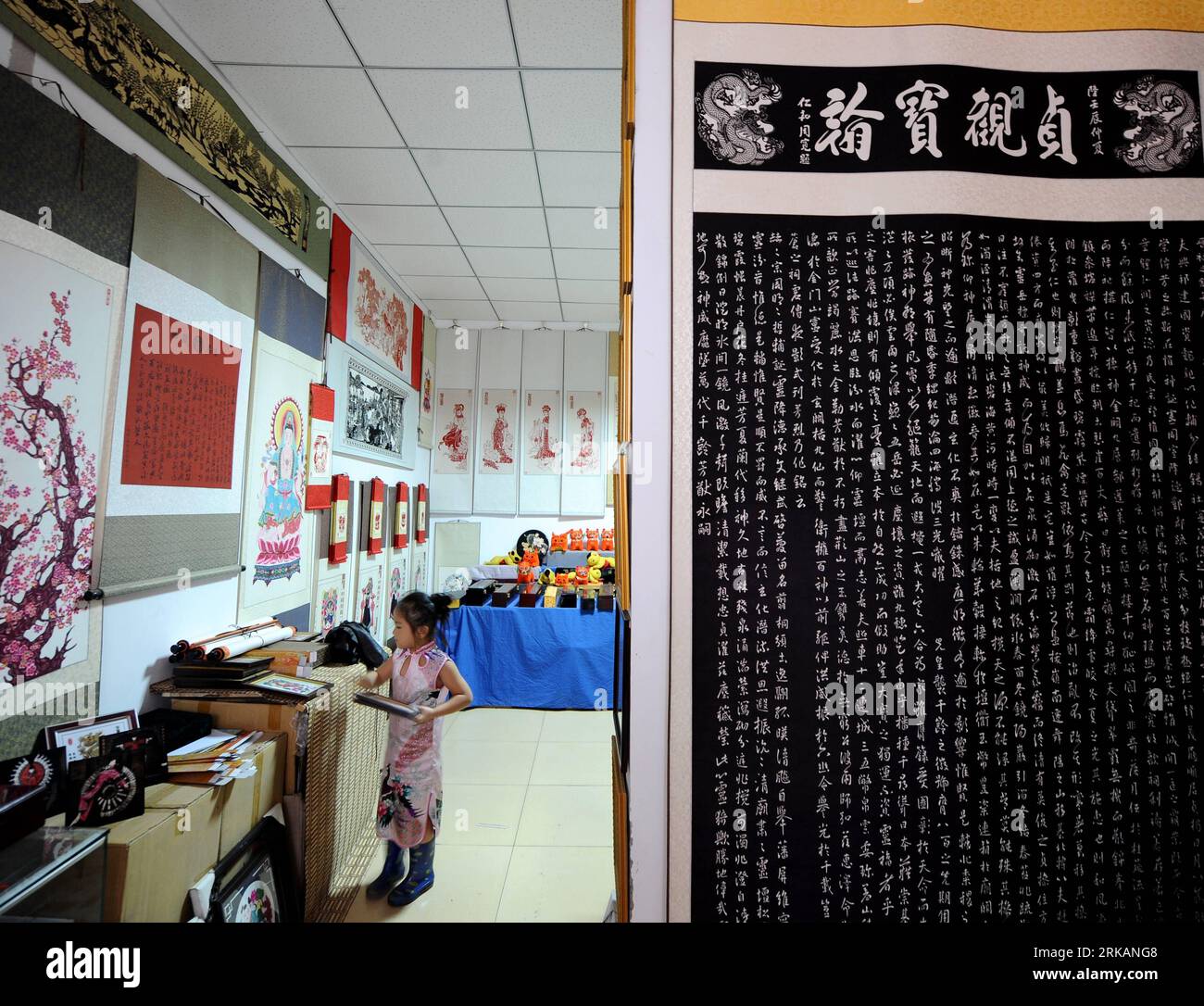 Bildnummer : 54408087 Datum : 02.09.2010 Copyright : imago/Xinhua (100907) -- TAIYUAN, 7 septembre 2010 (Xinhua) -- Guo Yijing aime couper du papier dans l'atelier de ses parents à Taiyuan, dans la province du Shanxi, dans le nord de la Chine, le 2 septembre 2010. Il y a une célèbre famille de papier découpé à Taiyuan. Un couple nommé Guo Shulin et Wang Yinfeng, ainsi que leur fille Guo Yijing, consacrent leur vie à la découpe de papier traditionnelle chinoise. (Xinhua/Yan Yan) (wxy) CHINA-SHANXI-PAPER-CUT FAMILY (CN) PUBLICATIONxNOTxINxCHN Gesellschaft China Kunsthandwerk Fotostory kbdig xcb 2010 quer o0 Scherenschnitt, Papierschnitt, Tradition Banque D'Images