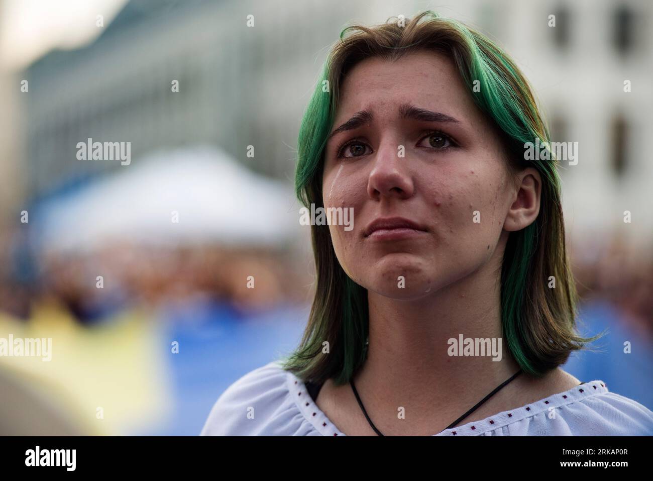 Varsovie, Pologne. 24 août 2023. Une femme pleure pendant le rassemblement, marquant le jour de l'indépendance de l'Ukraine. Des milliers de réfugiés ukrainiens vivant à Varsovie se sont rassemblés dans la vieille ville pour marquer le 32e jour de l'indépendance de l'Ukraine, le 24 août, et en même temps pour protester contre l'invasion russe de 1,5 ans. Beaucoup portaient les drapeaux nationaux de l'Ukraine, des notices nécrologiques et de nombreux participants avaient les larmes aux yeux. Crédit : SOPA Images Limited/Alamy Live News Banque D'Images