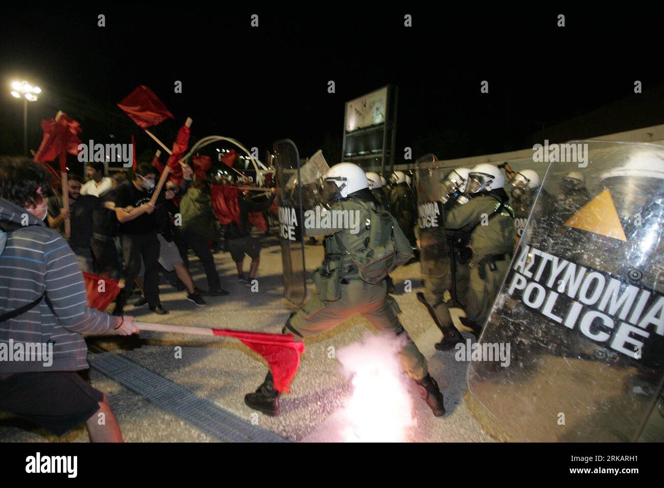 Bildnummer : 54420211 Datum : 11.09.2010 Copyright : imago/Xinhua THESSALONIQUE, 11 septembre 2010 (Xinhua) -- des manifestants grecs sont confrontés à la police lors d'un rassemblement sur les mesures d'austérité à Thessalonique, dans le nord de la Grèce, le 11 septembre 2010. Les syndicats grecs ont organisé des manifestations dans la ville, tandis que le Premier ministre GeorgexPapandreou a présenté la politique économique de son gouvernement pour les mois à venir afin de résoudre une crise aiguë de la dette, lors de la 75e Foire internationale de Thessalonique. (Xinhua/Marios Lolos) GREECE-THESSALONIKI-PROTEST PUBLICATIONxNOTxINxCHN Gesellschaft Demo Protest Banque D'Images