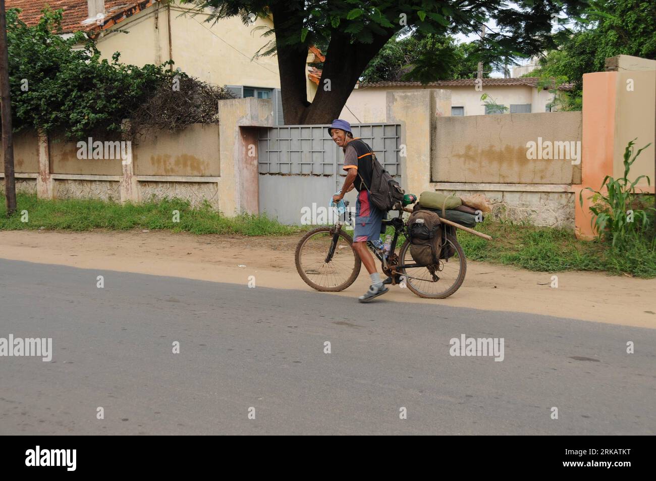 Bildnummer: 54427782  Datum: 14.09.2010  Copyright: imago/Xinhua (100914)-- DAKAR, Sept. 14, 2010 (Xinhua)-- Chinese cyclist Li Yuezhong is seen on a street in Dakar, capital of Senegal, Sept. 14, 2010. Li Yuezhong, 53-year-old, started his current global travel by bicycle in . Senegal is the 129th country he visited.(Xinhua/Chen Shun) (gyq) SENEGAL-DAKAR-CHINESE CYCLIST GLOBAL TRAVEL PUBLICATIONxNOTxINxCHN Gesellschaft Weltreise Rad Fahrrad People Reise Premiumd xint kbdig xub 2010 quer    Bildnummer 54427782 Date 14 09 2010 Copyright Imago XINHUA  Dakar Sept 14 2010 XINHUA Chinese Cyclist le Banque D'Images