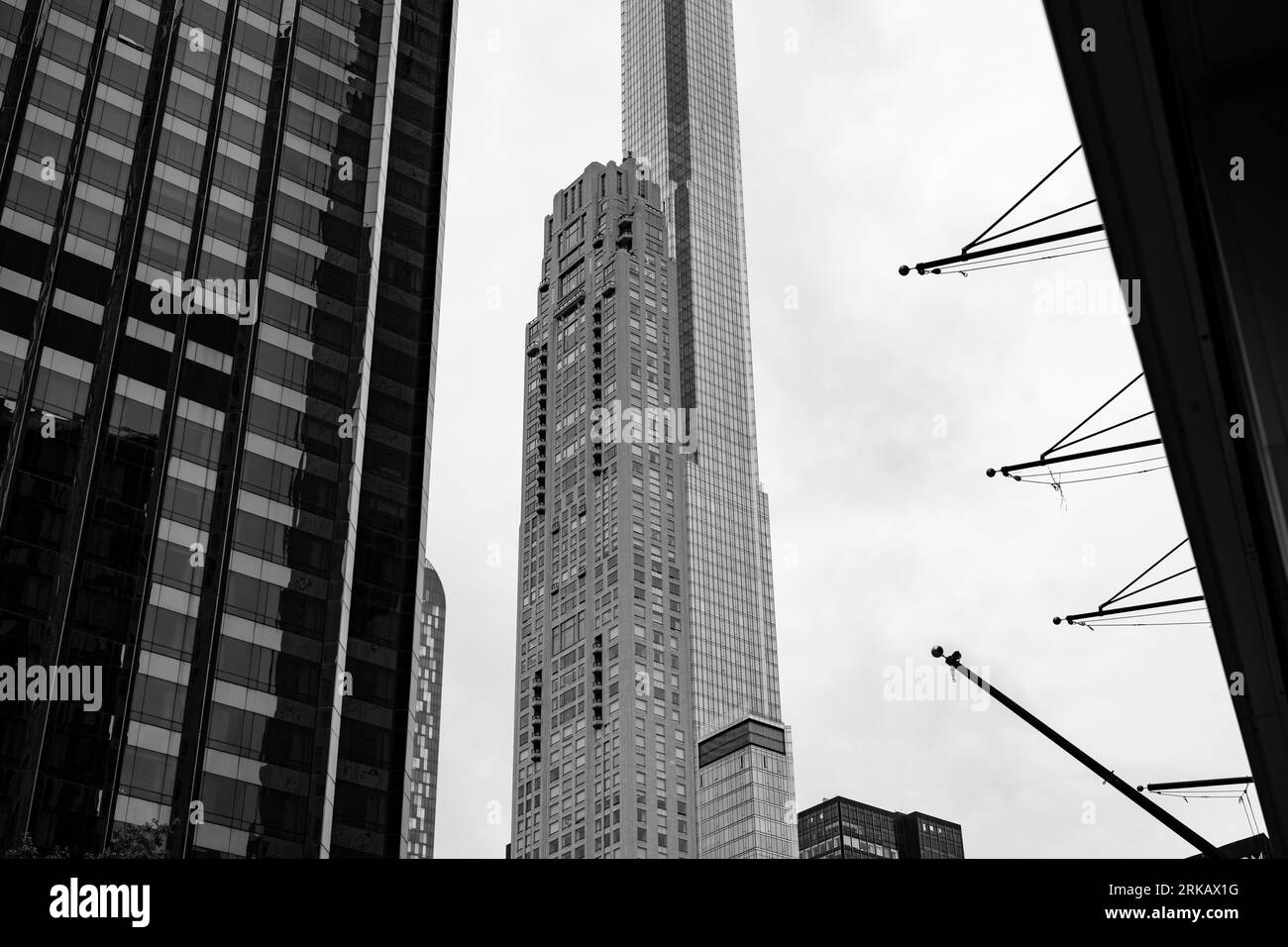 New York, New York, États-Unis. 24 août 2023. 220 Central Park South avec la Nordstrom Tower (Central Park Tower) derrière elle sur Billionaires' Row à Midtown Manhattan.220 Central Park South est connu pour ses propriétaires bien intentionnés, y compris le financier de Citadel Ken Griffin qui a établi le record de prix des maisons américaines avec un achat de 238 millions de dollars du penthouse. (Image de crédit : © Taidgh Barron/ZUMA Press Wire) USAGE ÉDITORIAL SEULEMENT! Non destiné à UN USAGE commercial ! Banque D'Images