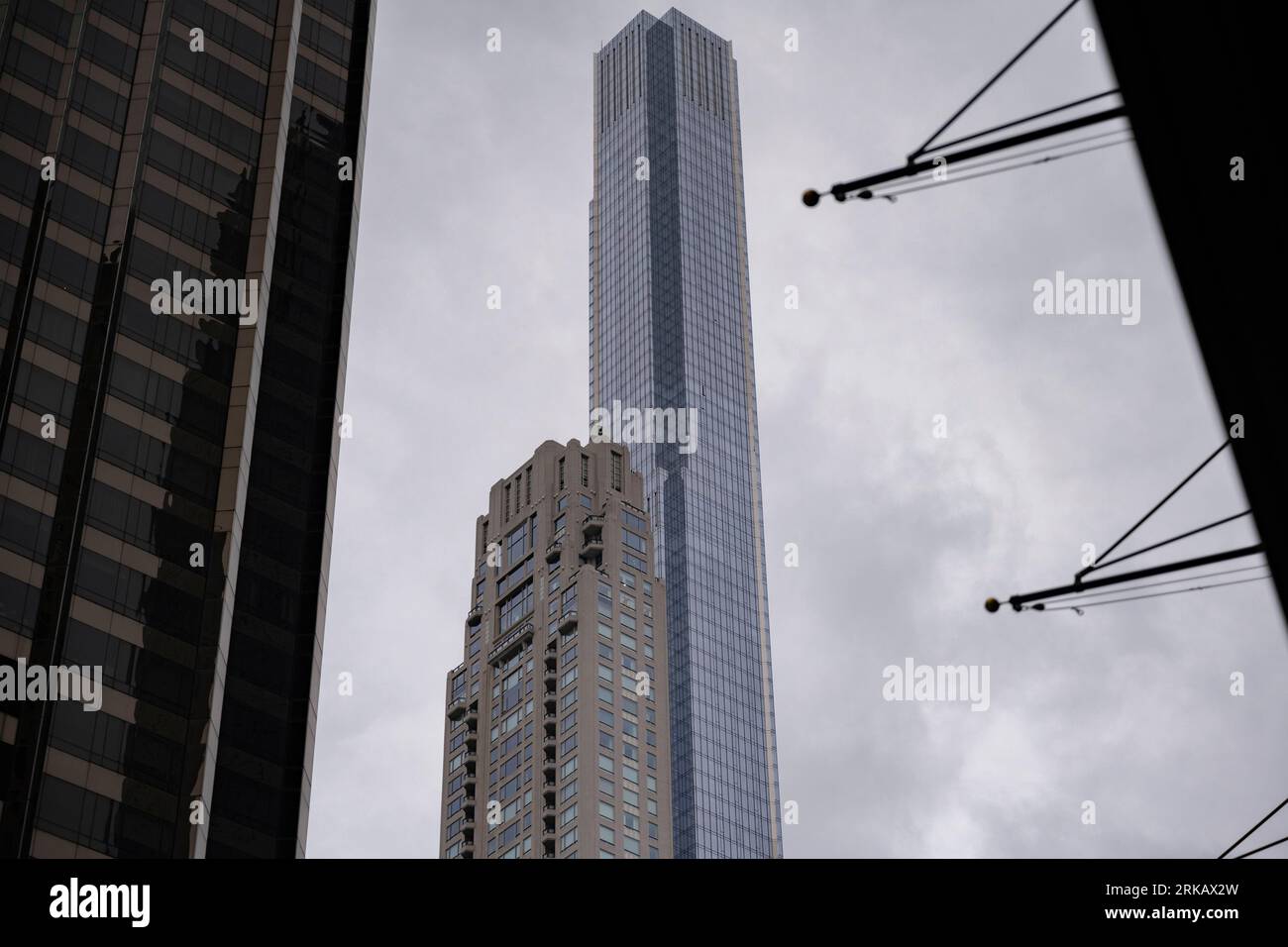 New York, New York, États-Unis. 24 août 2023. 220 Central Park South avec la Nordstrom Tower (Central Park Tower) derrière elle sur Billionaires' Row à Midtown Manhattan.220 Central Park South est connu pour ses propriétaires bien intentionnés, y compris le financier de Citadel Ken Griffin qui a établi le record de prix des maisons américaines avec un achat de 238 millions de dollars du penthouse. (Image de crédit : © Taidgh Barron/ZUMA Press Wire) USAGE ÉDITORIAL SEULEMENT! Non destiné à UN USAGE commercial ! Banque D'Images