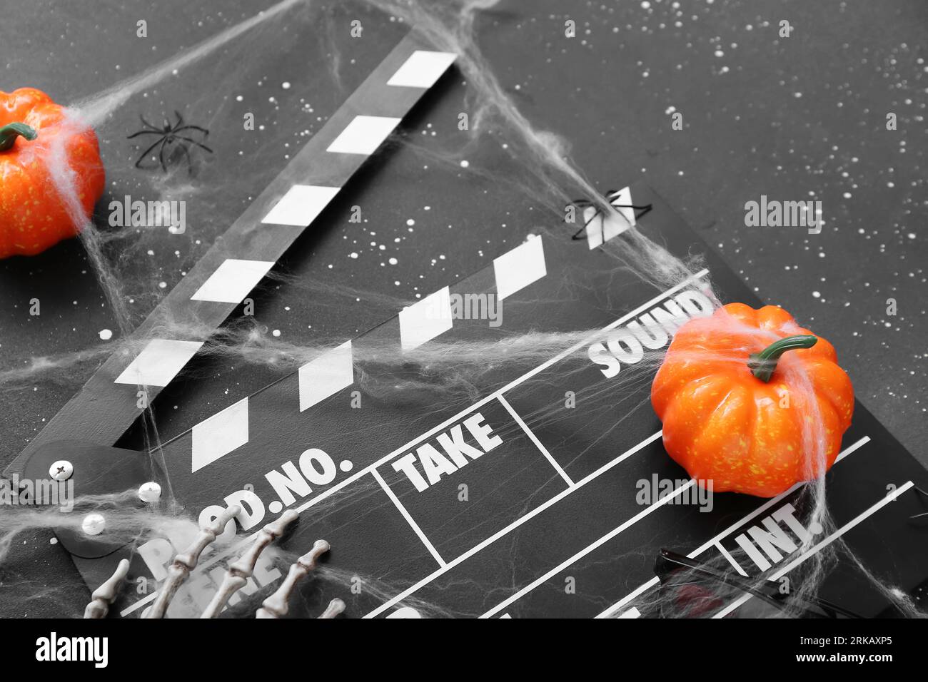 Clapperboard avec décor d'Halloween différent sur fond noir grunge Banque D'Images