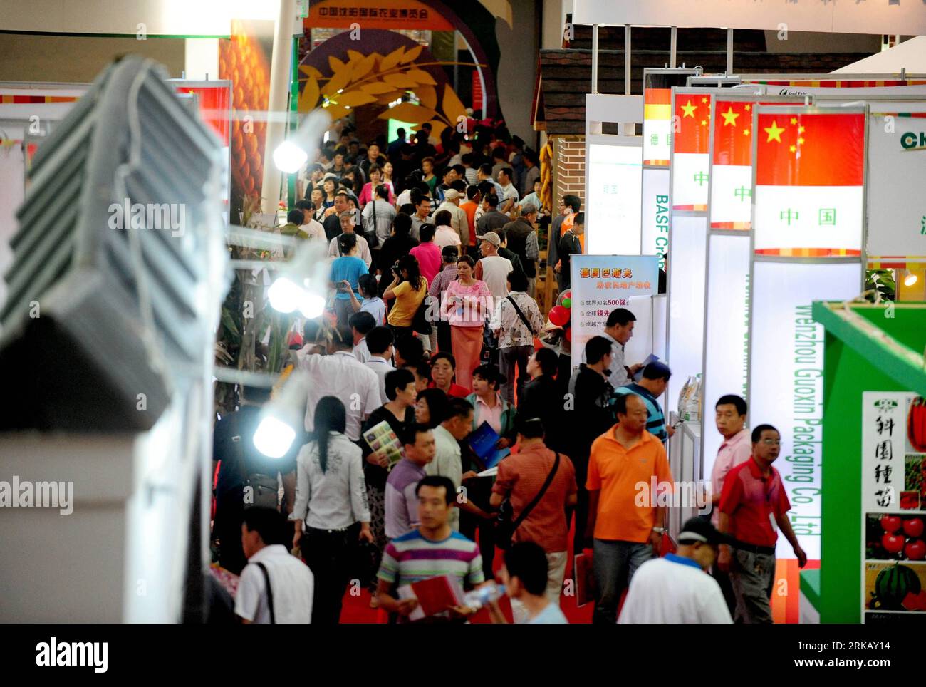 Bildnummer : 54435423 Datum : 16.09.2010 Copyright : imago/Xinhua (100916) -- SHENYANG, 16 septembre 2010 (Xinhua) -- visitez l'exposition internationale de l'agriculture de Chine Shengyang 2010, qui est également l'exposition internationale de l'industrie des semences de Chine 2010, au Liaoning Industry Exhibition Center à Shenyang, capitale de la province du Liaoning nord-est de la Chine, le 16 septembre 2010. Quelque 660 entreprises du pays et de l'étranger ont participé à l'exposition de 3 jours qui a débuté jeudi. (Xinhua/Zhang Wenkui) (mcg) CHINE-SHENYANG-AGRICULTURE ET EXPOSITION DE SEMENCES (CN) PUBLICATIONxNOTxINxCHN Wirtschaft Ausstellu Banque D'Images