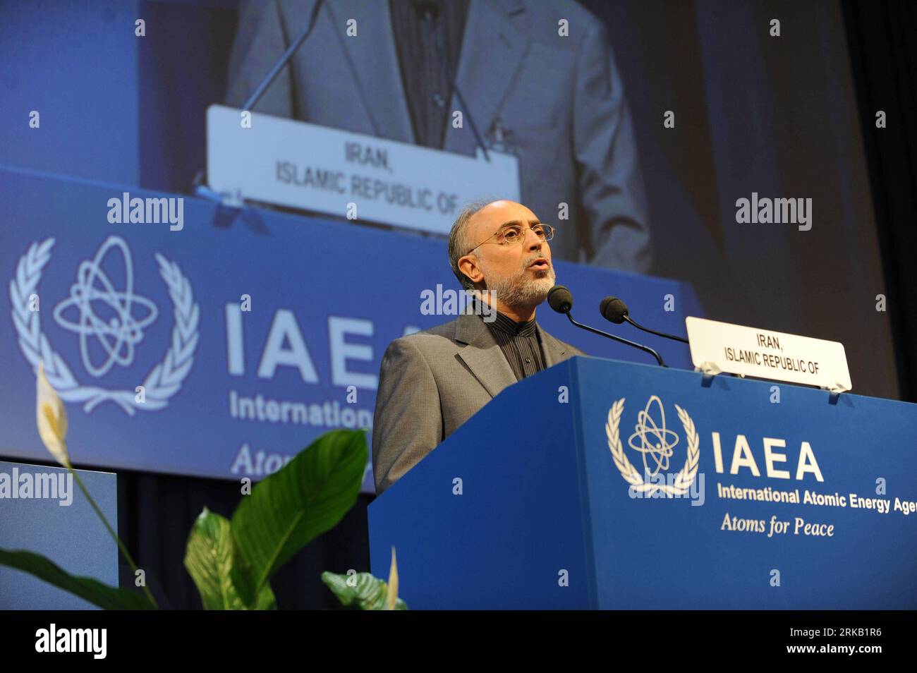 Bildnummer : 54445128 Datum : 20.09.2010 Copyright : imago/Xinhua (100920) -- VIENNE, 20 septembre 2010 (Xinhua) -- Ali Akbar Salehi, vice-président iranien et chef de l'Organisation iranienne de l'énergie atomique, s'adresse à la 54e Conférence générale de l'Agence internationale de l'énergie atomique (AIEA) à Vienne, capitale de l'Autriche, le 20 septembre 2010. La 54e Conférence générale de l'AIEA s'est ouverte lundi, avec la participation de représentants de 151 pays. (Xinhua/Xu Liang) (gj) AUTRICHE-VIENNE-AIEA-CONFÉRENCE GÉNÉRALE-OUVERTURE PUBLICATIONxNOTxINxCHN People Politik Behörde Atomenergie Atomenergiebehörd Banque D'Images