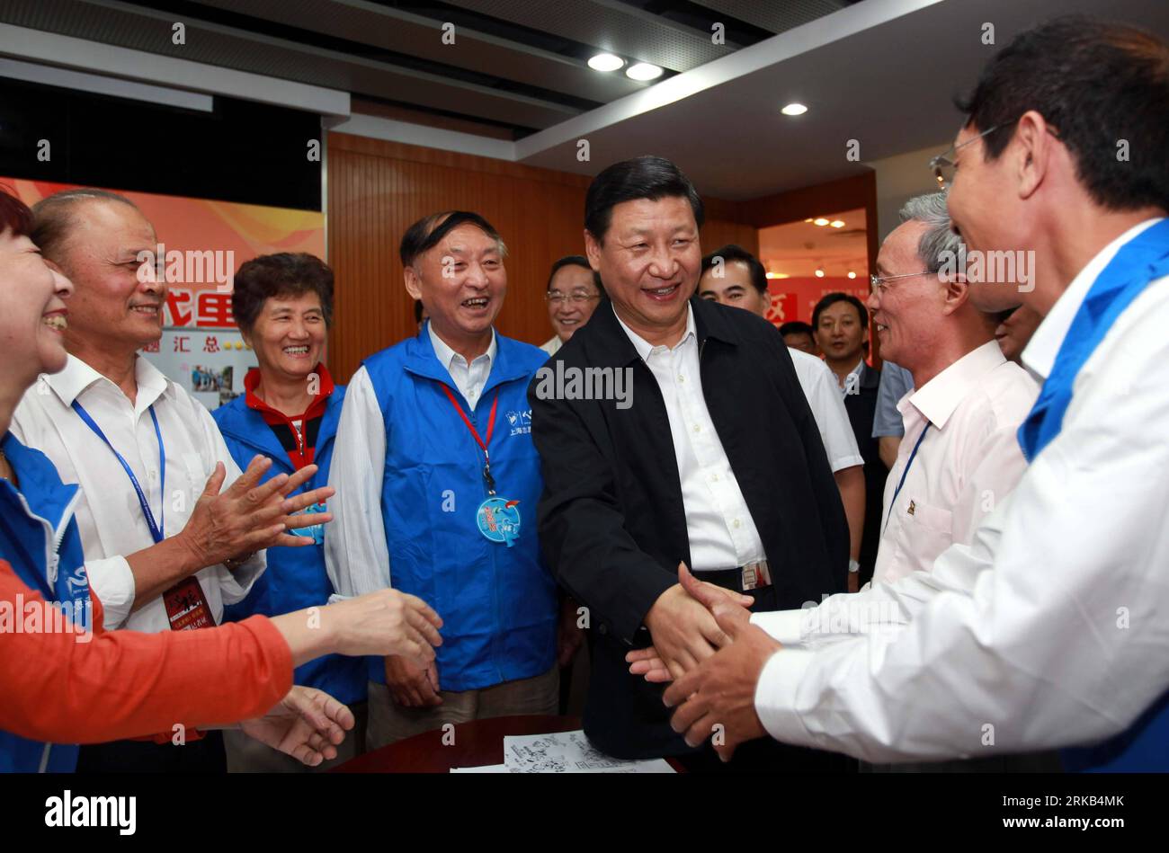 Bildnummer : 54472143 Datum : 26.09.2010 Copyright : imago/Xinhua (100927) -- SHANGHAI, 27 septembre 2010 (Xinhua) -- le vice-président chinois Xi Jinping (3e front R) rencontre des habitants de la communauté Wuliqiao dans le district de Luwan à Shanghai, dans l'est de la Chine, le 26 septembre 2010. Xi a effectué une tournée d'inspection à Shanghai du 25 au 27 septembre. (Xinhua/Liu Weibing) (mcg) CHINA-SHANGHAI-XI JINPING-INSPECTION (CN) PUBLICATIONxNOTxINxCHN People Politik kbdig xmk 2010 quer Bildnummer 54472143 Date 26 09 2010 Copyright Imago XINHUA Shanghai sept 27 2010 XINHUA Vice-président chinois Xi Jinping 3e r Front Me Banque D'Images