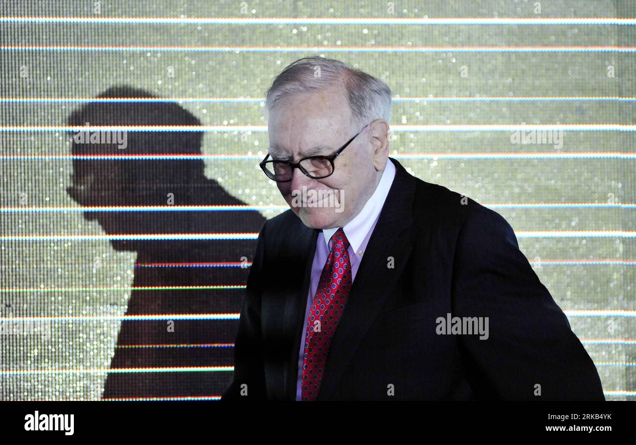 100927 -- SHENZHEN, 27 septembre 2010 Xinhua -- Warren Buffett assiste à un événement organisé par BYD, le producteur chinois de voitures électriques en pleine croissance dans lequel il a investi, à Shenzhen, dans la province du Guangdong, dans le sud de la Chine, le 27 septembre 2010. L'investisseur milliardaire Warren buffet a commencé lundi une visite de trois jours et demi en Chine, au cours de laquelle il participera à une série d'événements marketing de BYD et visitera le nouveau centre de recherche sur l'énergie de BYD, a appris Xinhua d'un programme obtenu de BYD, basé à Shenzhen. Xinhua/Chen Yehua zn CHINE-SHENZHEN-BYD-WARREN BUFFET-VISITE CN PUBLICATIONxNOTxINxCHN Banque D'Images